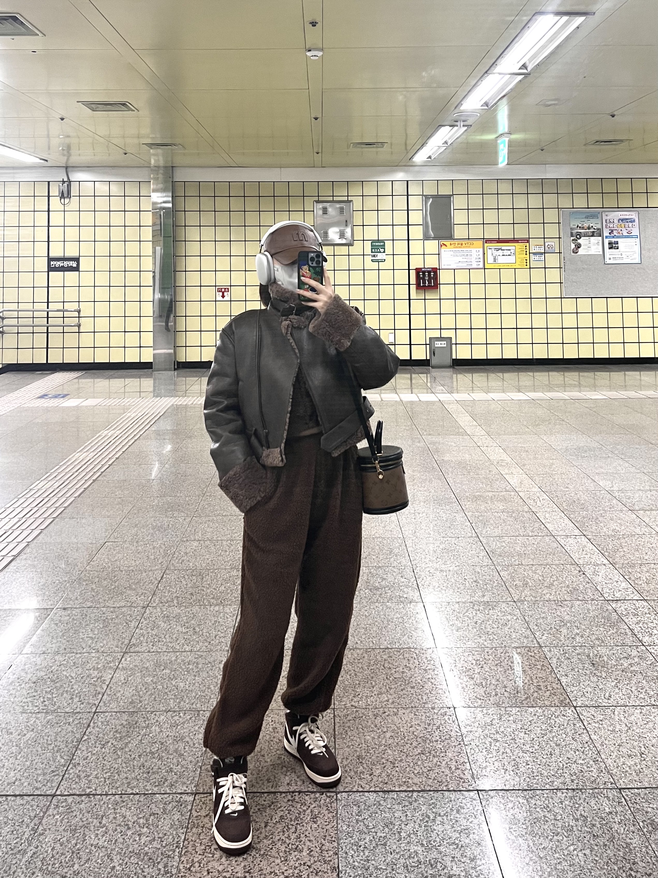 Nike Air Force 1 Mid '07 QS Chocolate, Apple AirPods Max Lightning Silver (Korean Ver.) 착용 스타일 - 1