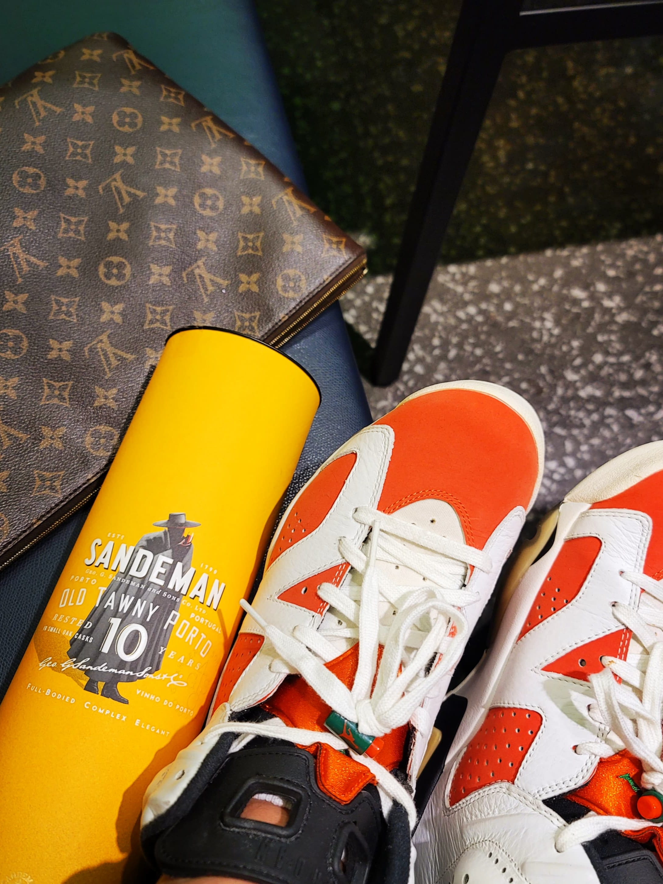 Jordan 6 Retro Gatorade Like Mike White, Louis Vuitton Etui Voyage GM Monogram 착용 스타일 - 2