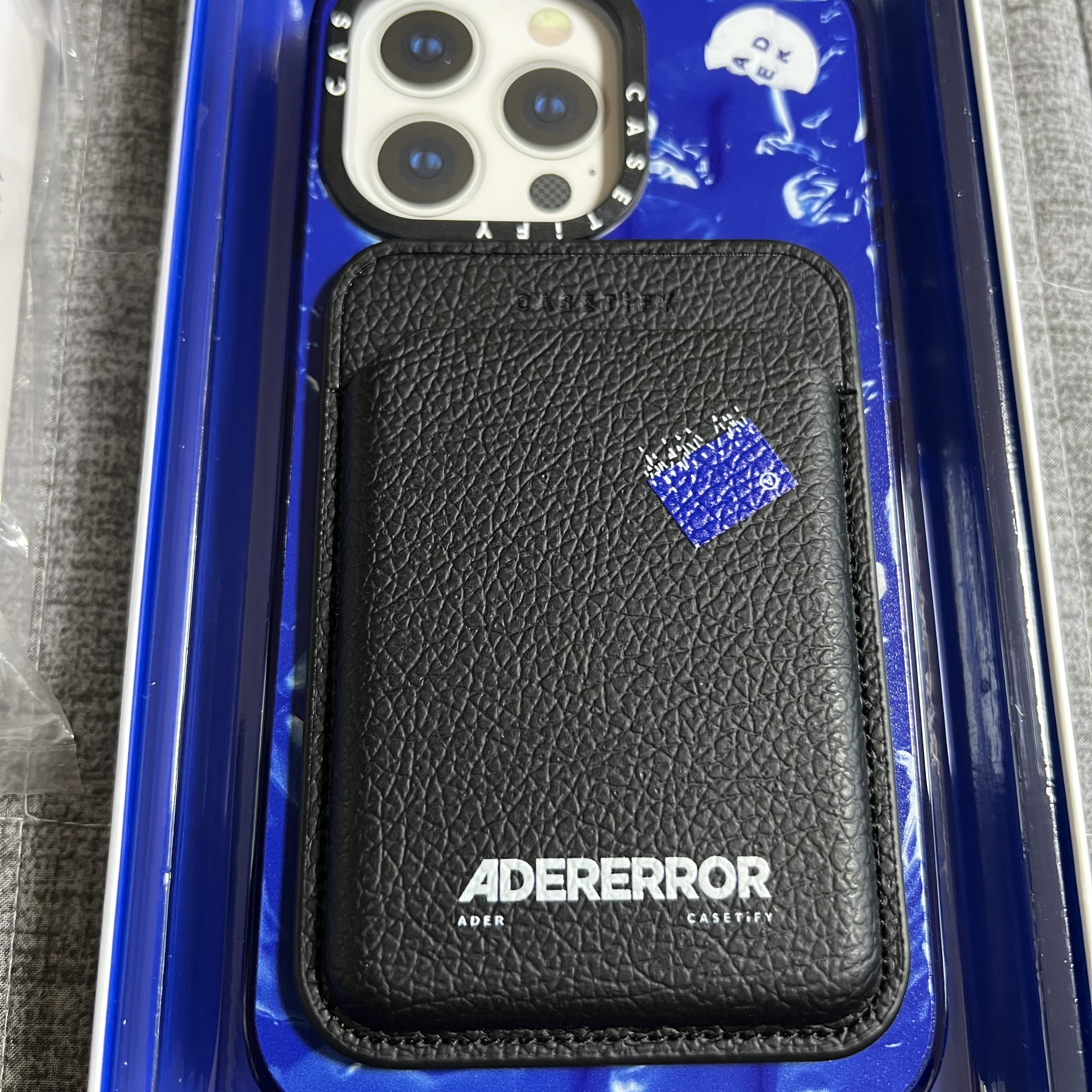 Casetify x Ader Error Magsafe Wallet Noir, Casetify x Ader Error iPhone Tube Magsafe Case Blue 착용 스타일 - 3