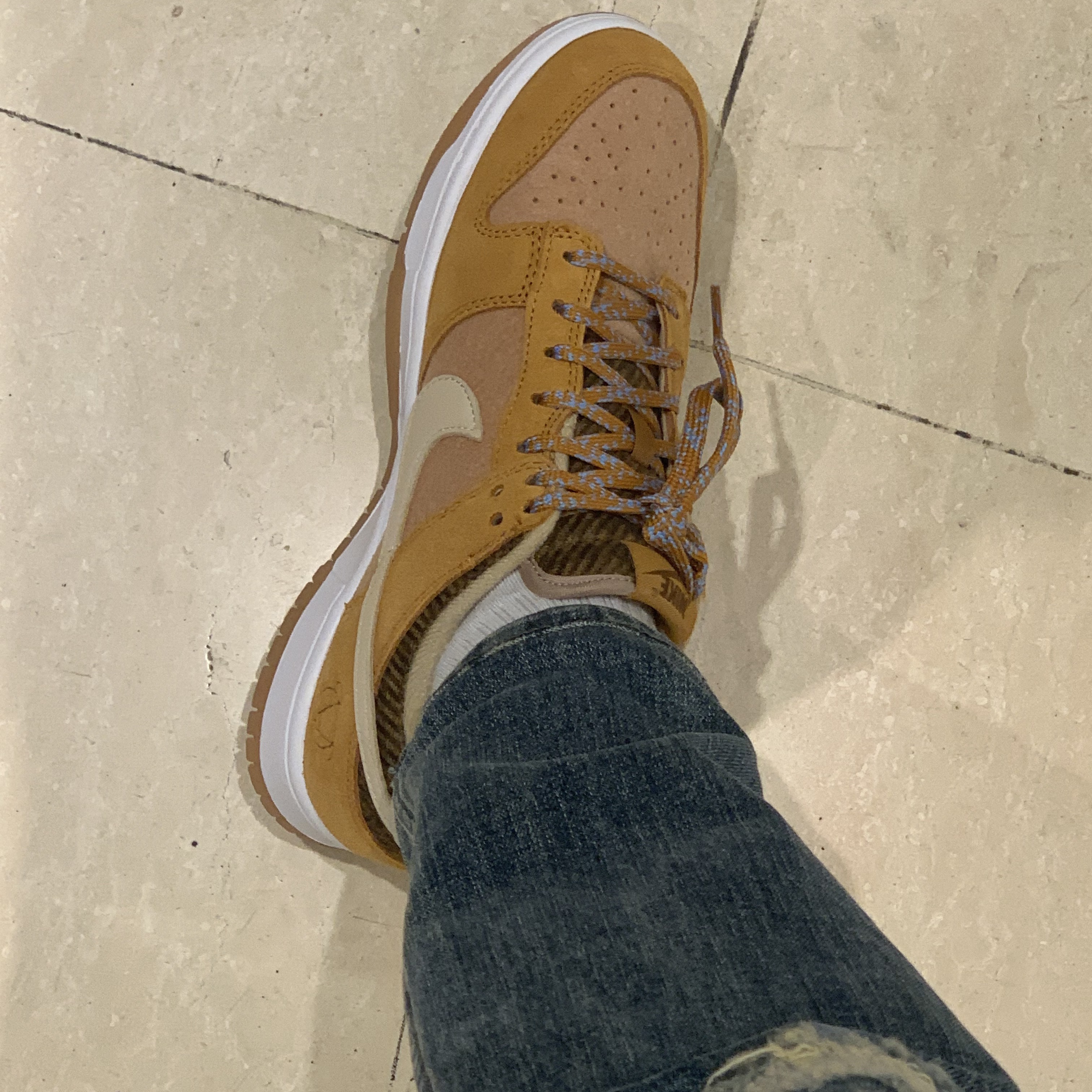 Nike Dunk Low SE Praline Desert Ochre 착용 스타일