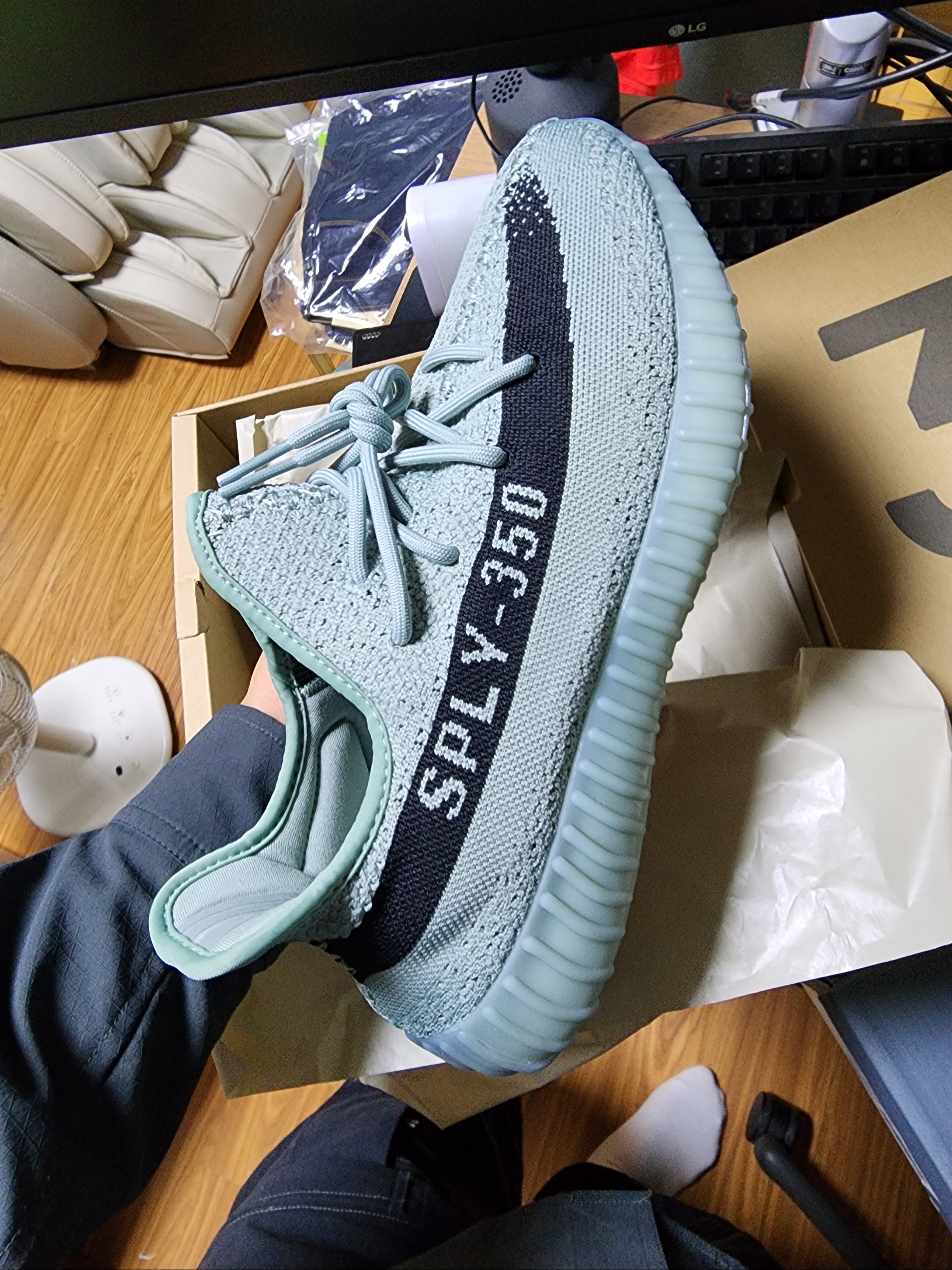 Adidas Yeezy Boost 350 V2 Salt Core Black, Adidas Yeezy 450 Stone Flax 착용 스타일 - 1