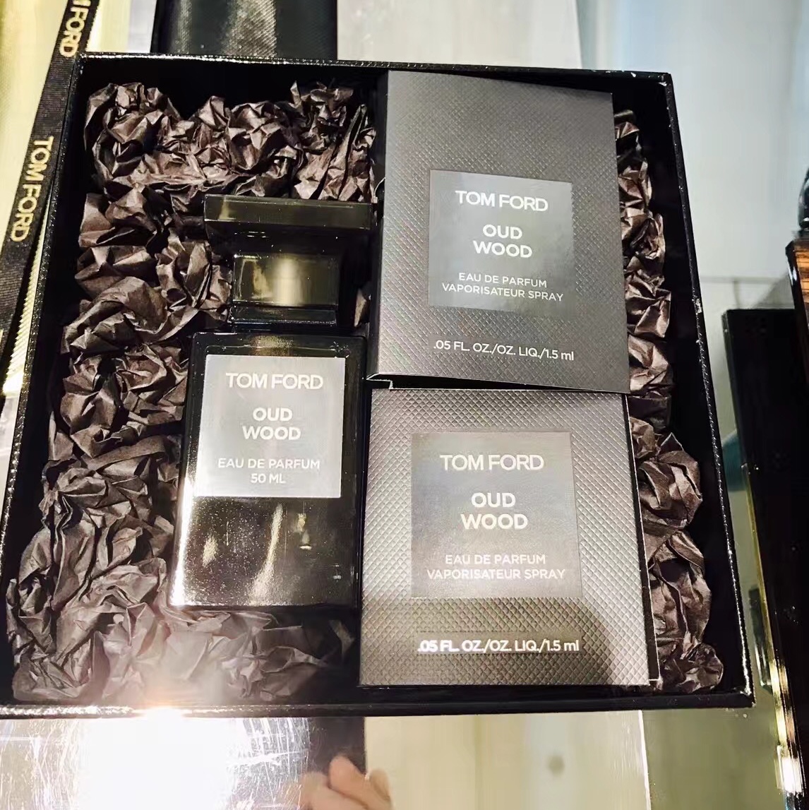 Tom Ford Oud Wood Eau De Parfum 50ml 착용 스타일 - 2