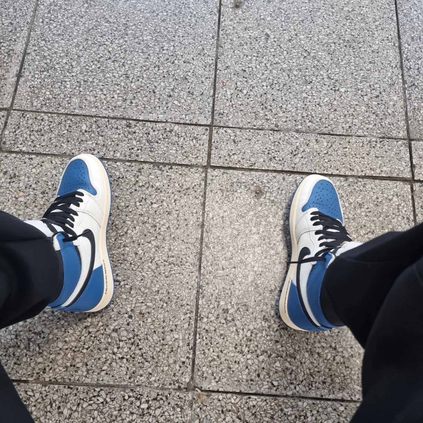 Jordan 1 x Travis Scott x Fragment Retro High OG SP Military Blue, Nike Dunk Low Retro Black 착용 스타일 - 1