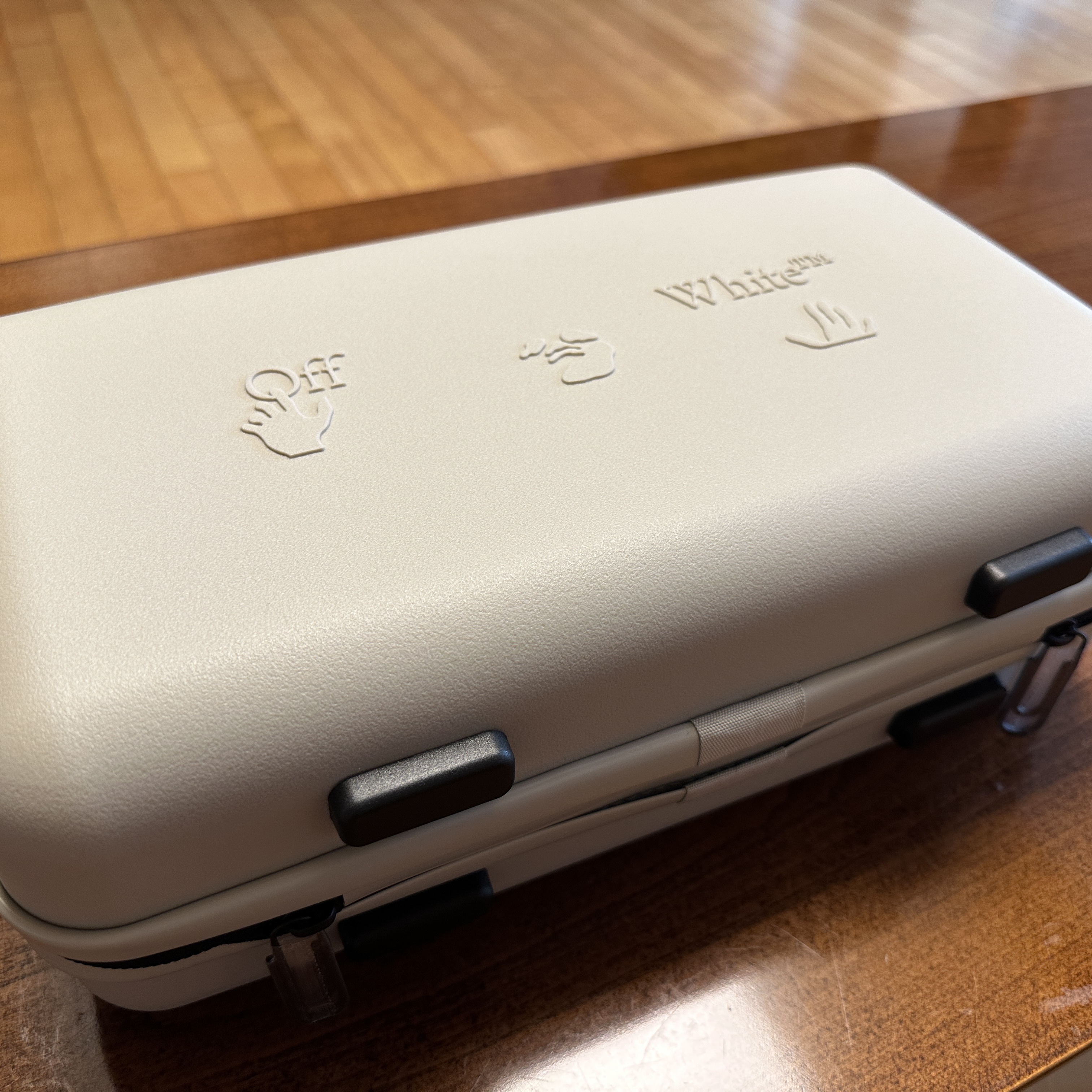 Off-White x Amore Pacific Protection Box (Without Cosmetics) 착용 스타일