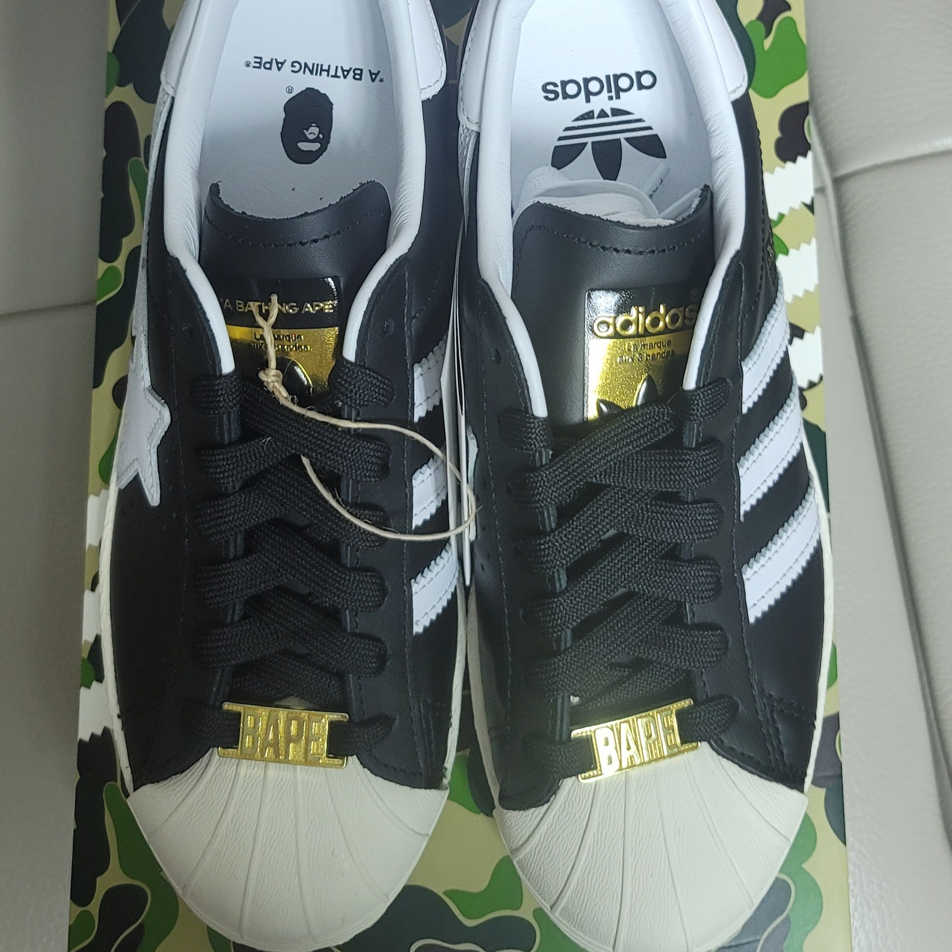 Adidas x BAPE Superstar 80s Core Black Off White 착용 스타일 - 2