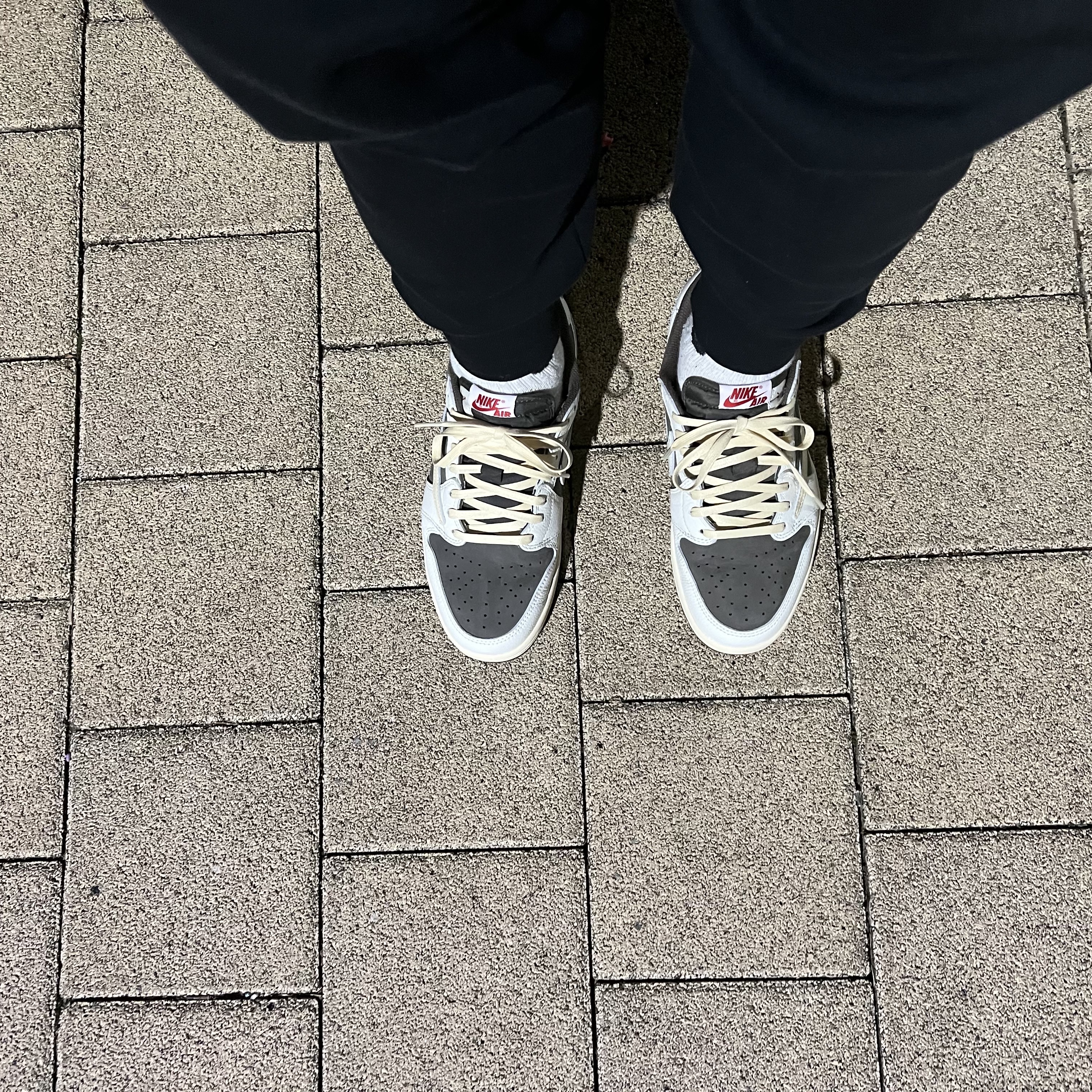 Jordan 1 x Travis Scott Retro Low OG SP Sail and Ridgerock 착용 스타일
