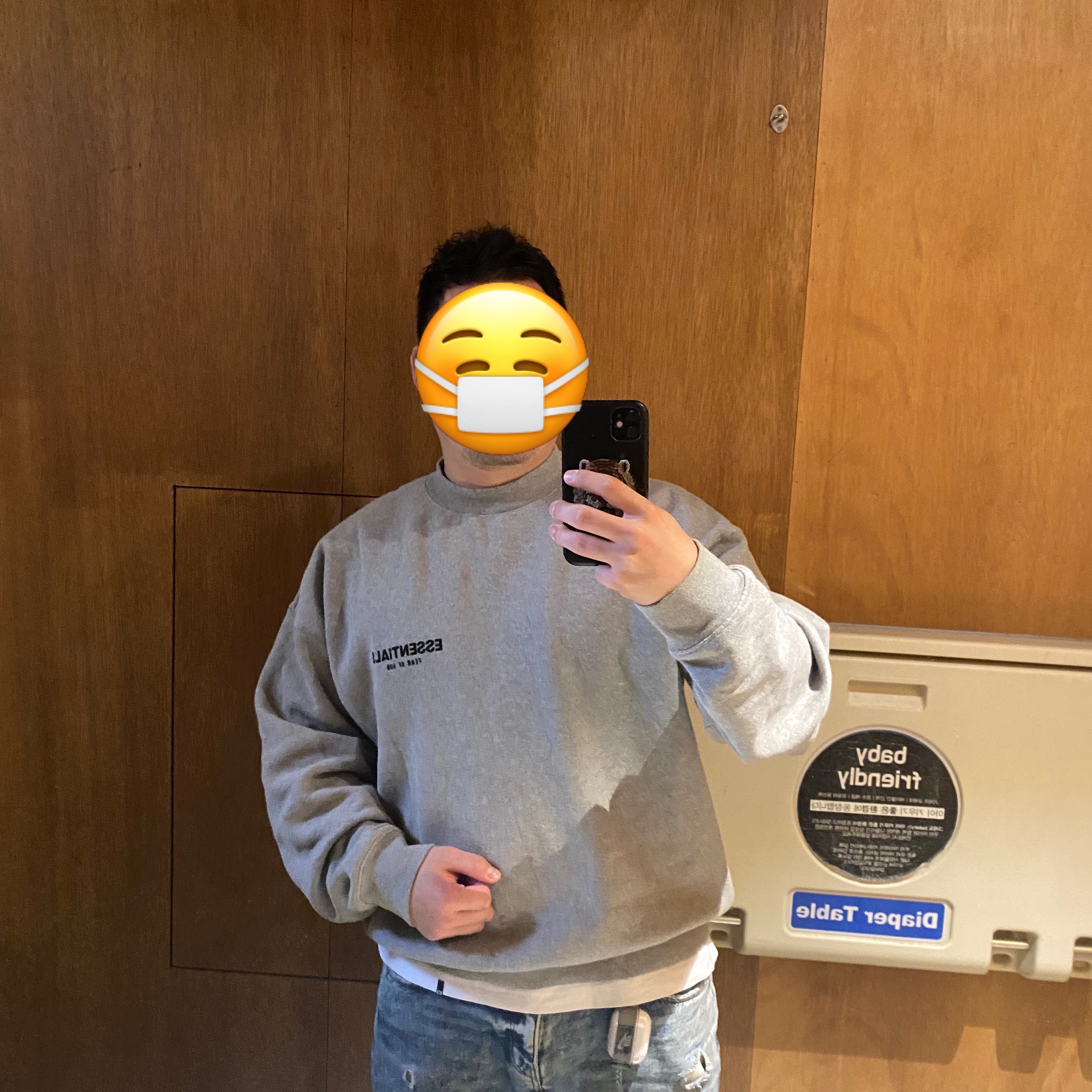 Essentials The Core Collection Crewneck Sweatshirt Dark Oatmeal, New Balance 990v4 Made in USA Grey - D Standard 착용 스타일 - 1