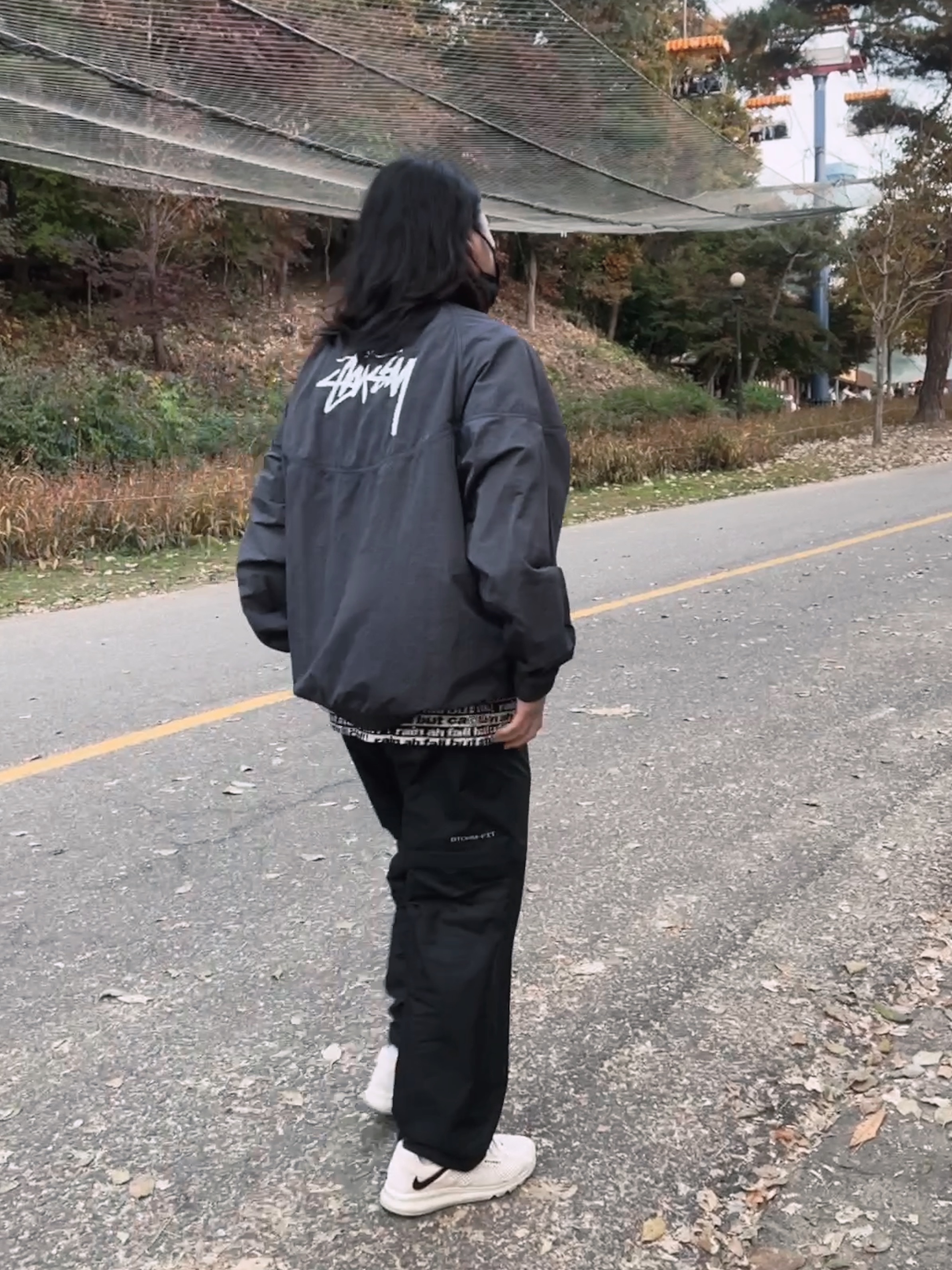 Nike x Stussy Windrunner Jacket Off Noir, Stussy x Cactus Plant Flea Market Jacquard Crew Black 착용 스타일 - 1