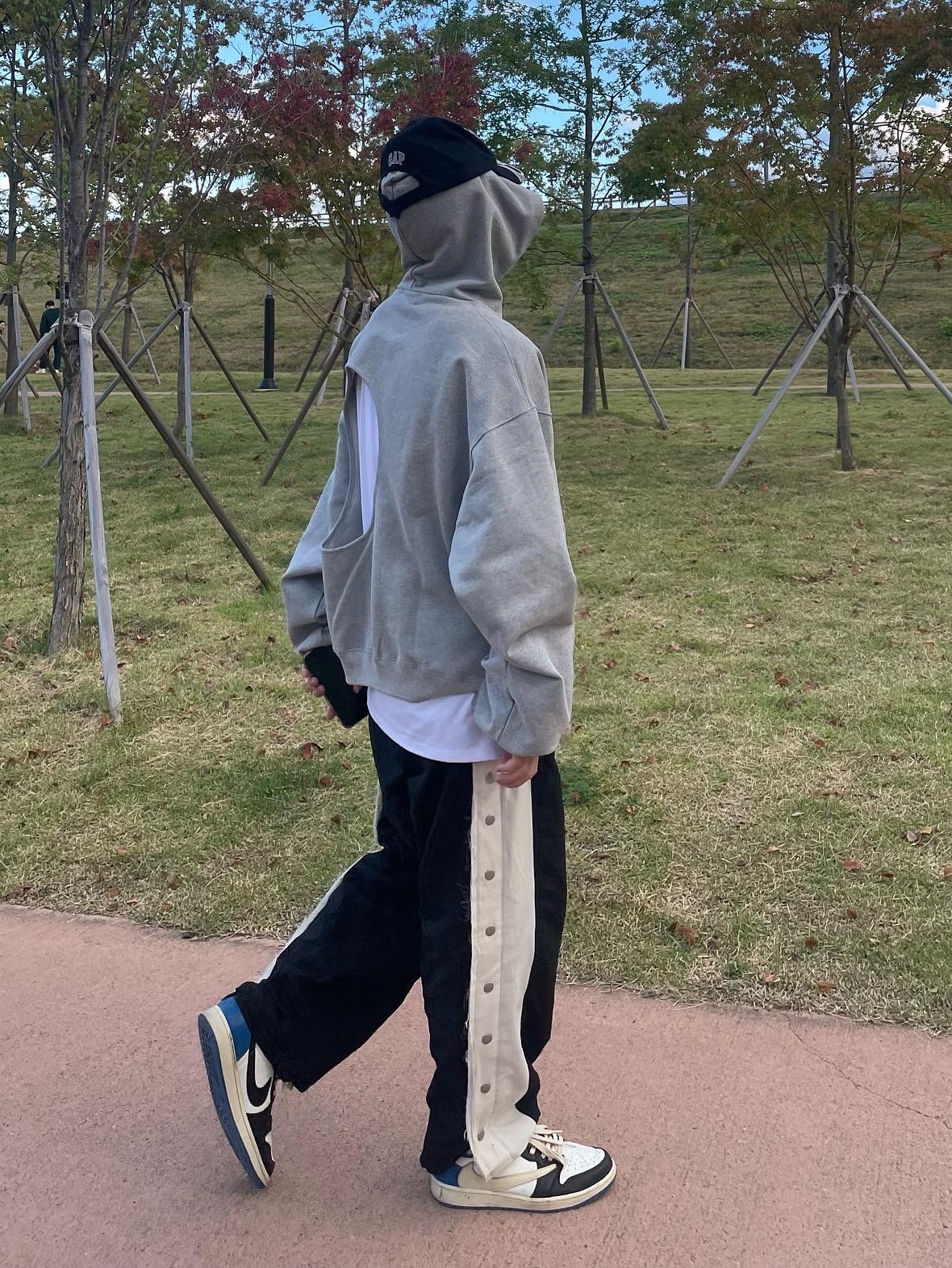 Yeezy Gap Engineered By Balenciaga Flame Cap Black, Jordan 1 x Travis Scott x Fragment Retro Low OG SP Military Blue 착용 스타일 - 3