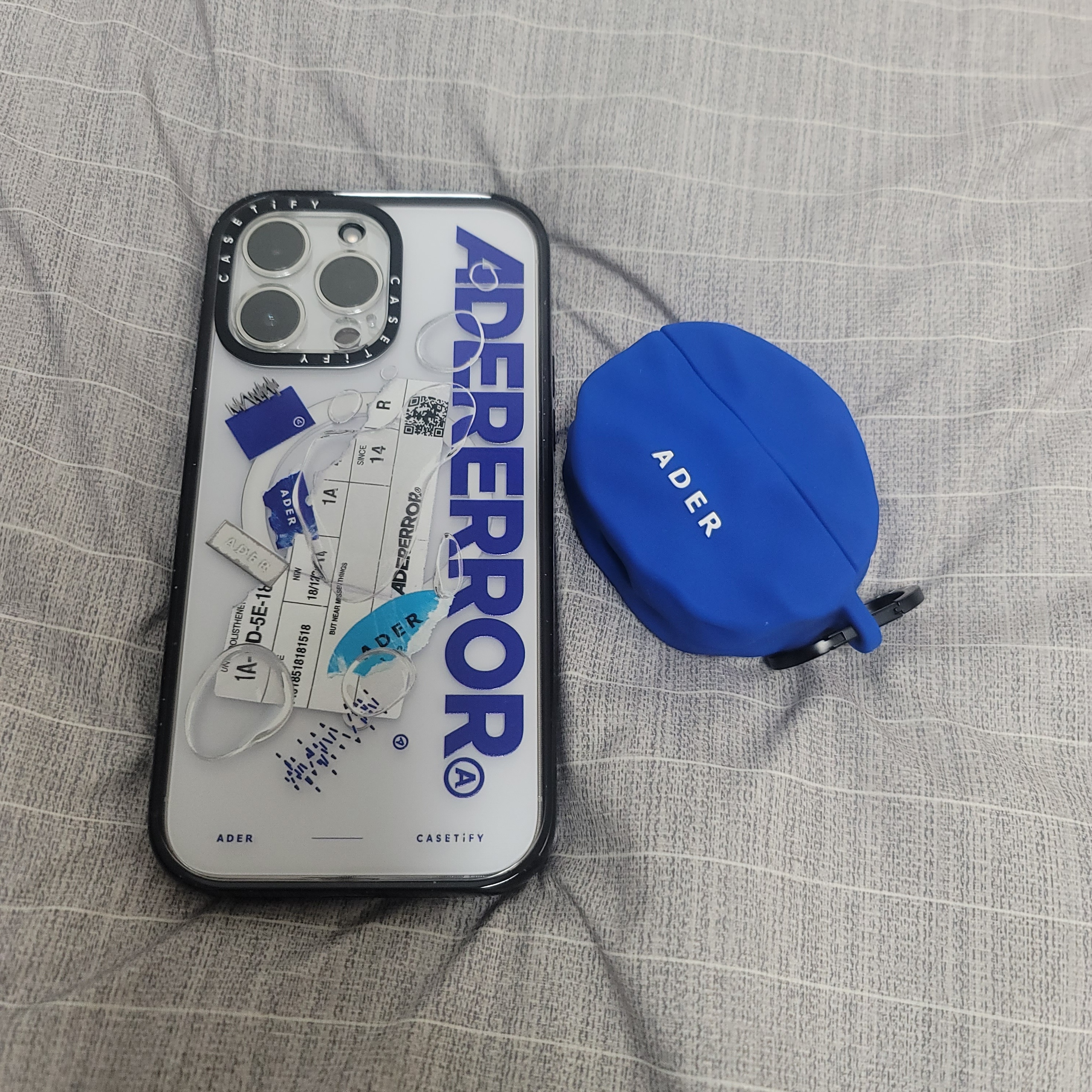 Casetify x Ader Error iPhone Sticker Magsafe Case Clear, Casetify x Ader Error Wavy Collectable AirPods Pro 1st/2nd gen Case Blue 착용 스타일