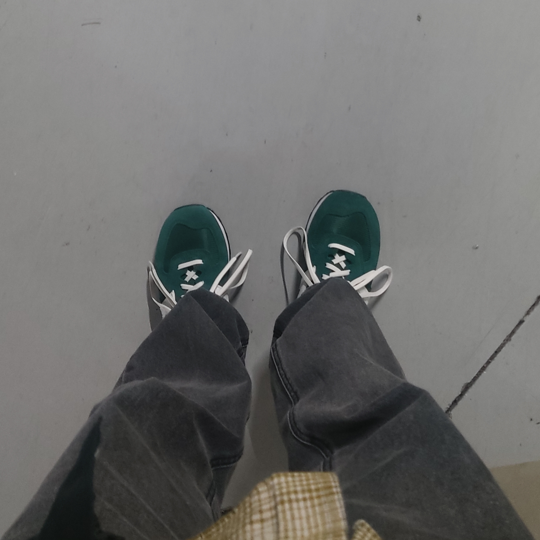 New Balance 574 Nightwatch Green 착용 스타일