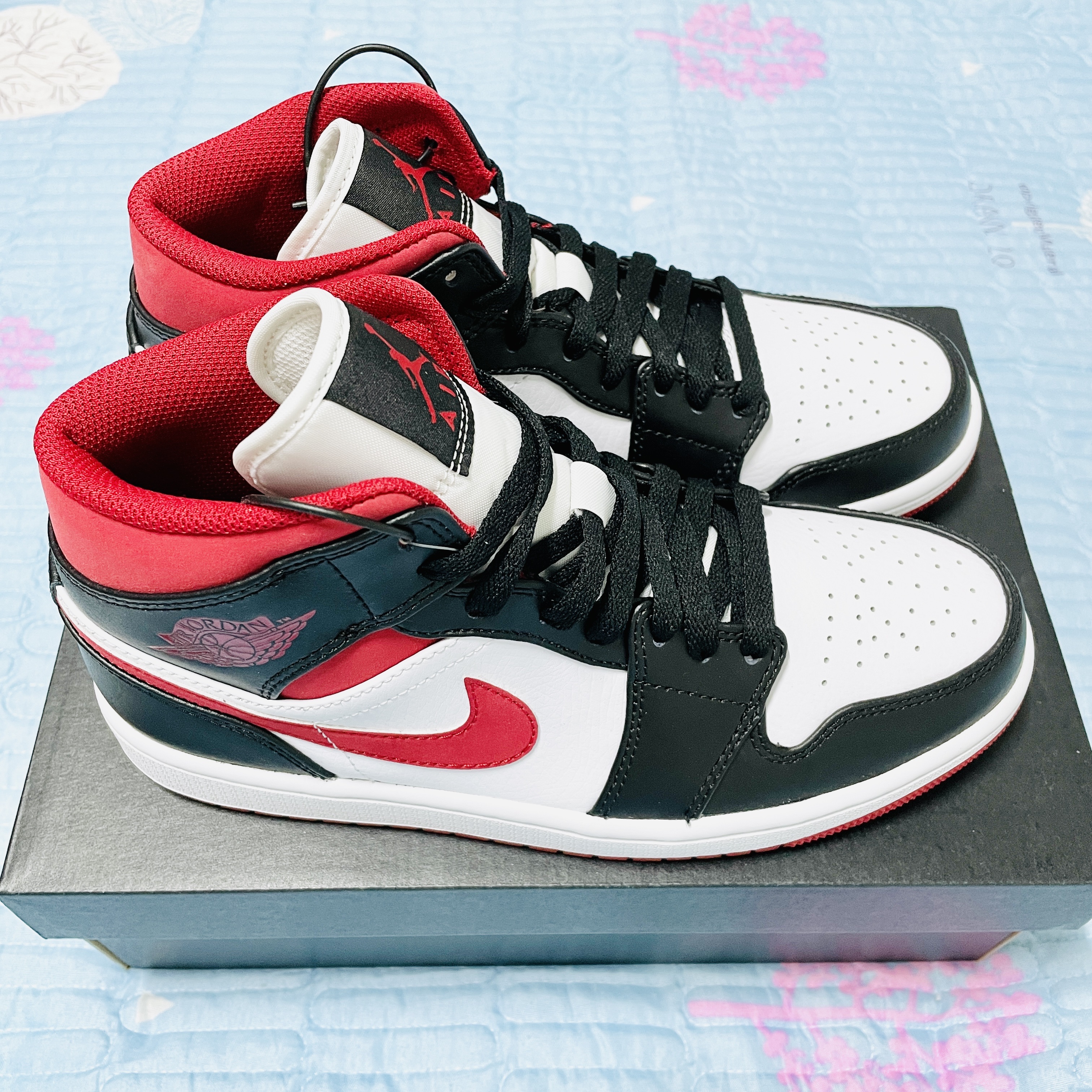Jordan 1 Mid Gym Red Black White 착용 스타일 - 2