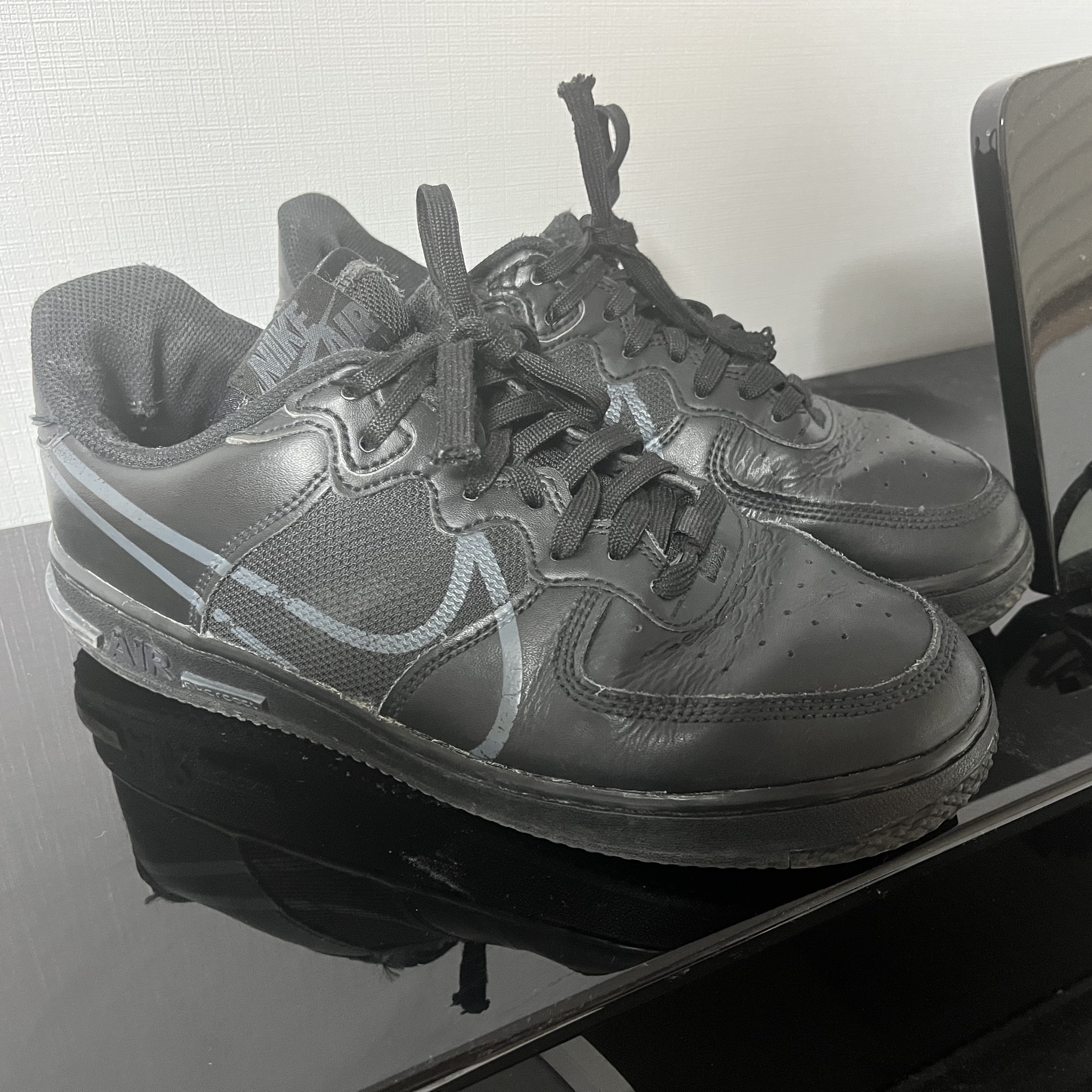 Nike Air Force 1 React Triple Black 착용 스타일 - 3