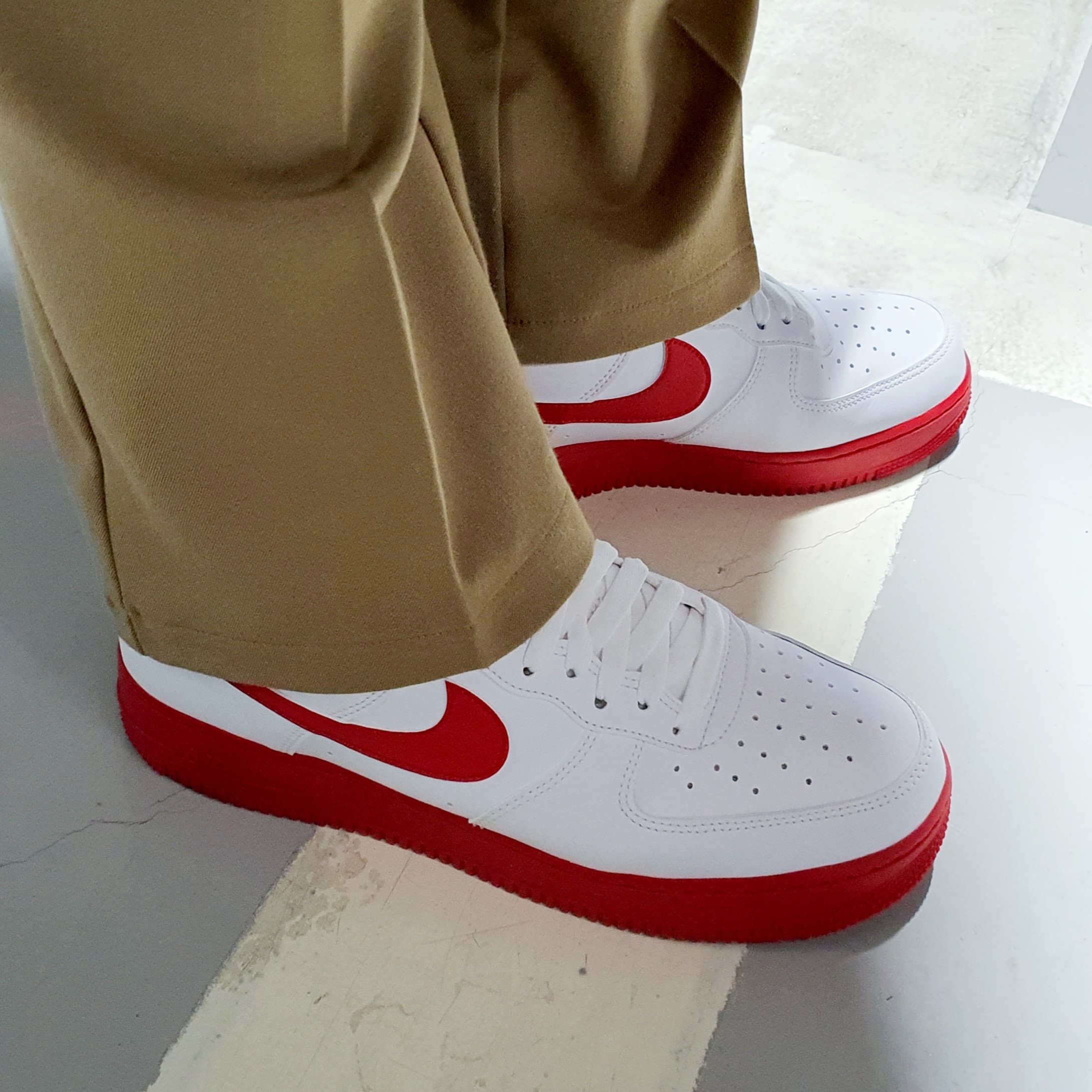 Nike Air Force 1 Low White Red Midsole 착용 스타일