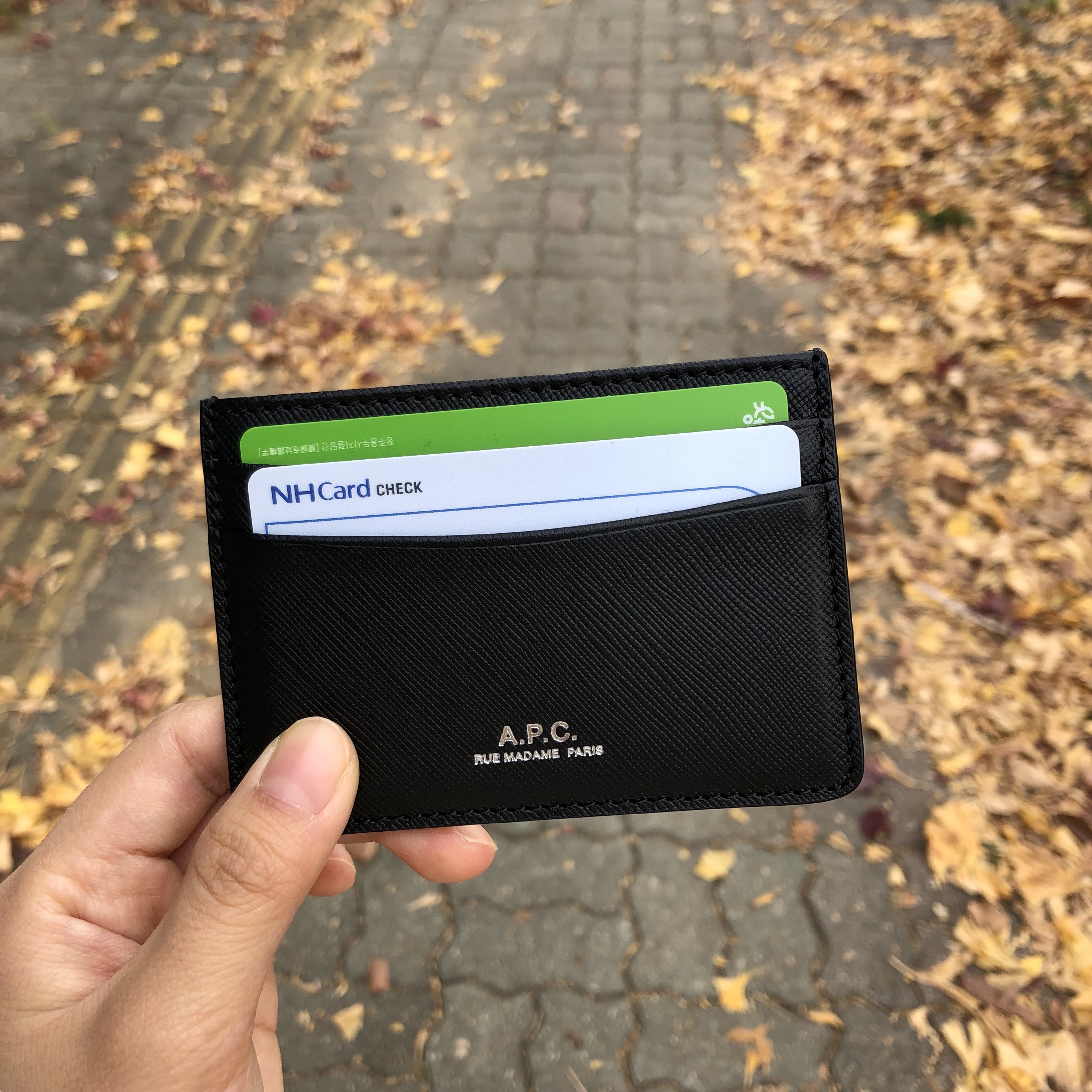 A.P.C. Andre Card Holder Black 착용 스타일