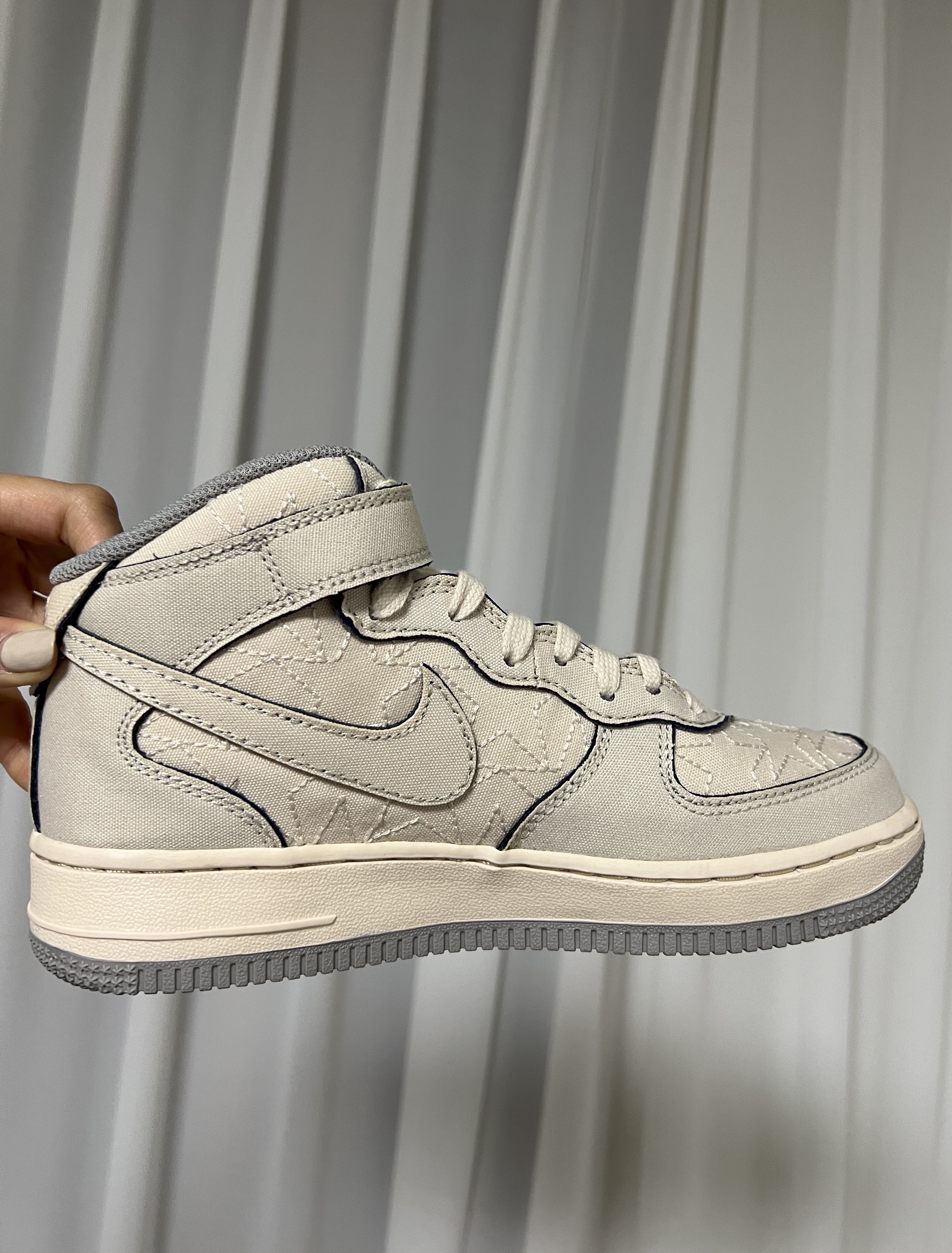 Nike Air Force 1 Mid '07 Pearl White 착용 스타일