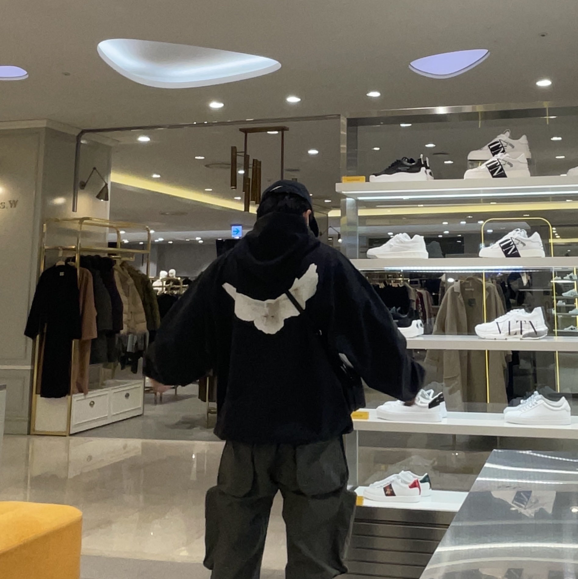 Off-White Hand Off Baseball Cap Black, Yeezy Gap Engineered By Balenciaga Dove Hoodie Washed Black 착용 스타일 - 2