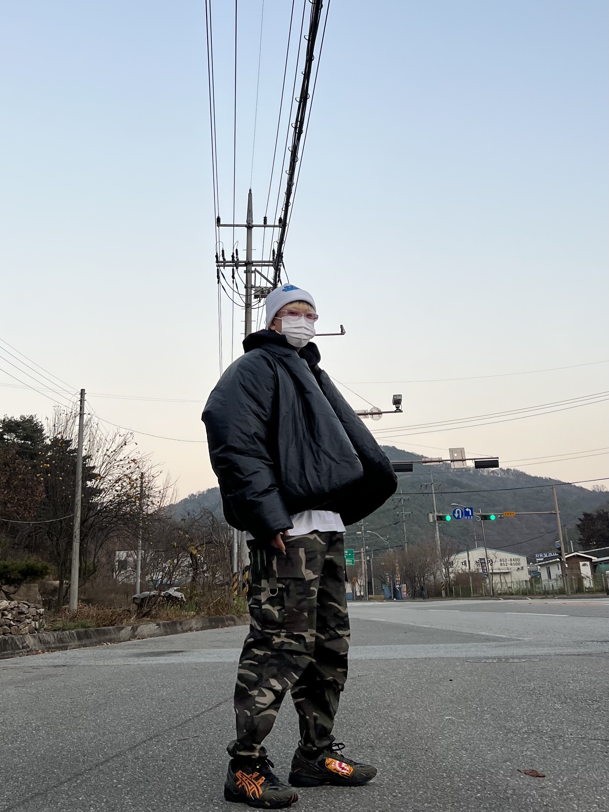 Asics x BAPE Gel-1090 Tiger Camo, Yeezy Gap Hoodie Black 착용 스타일 - 3
