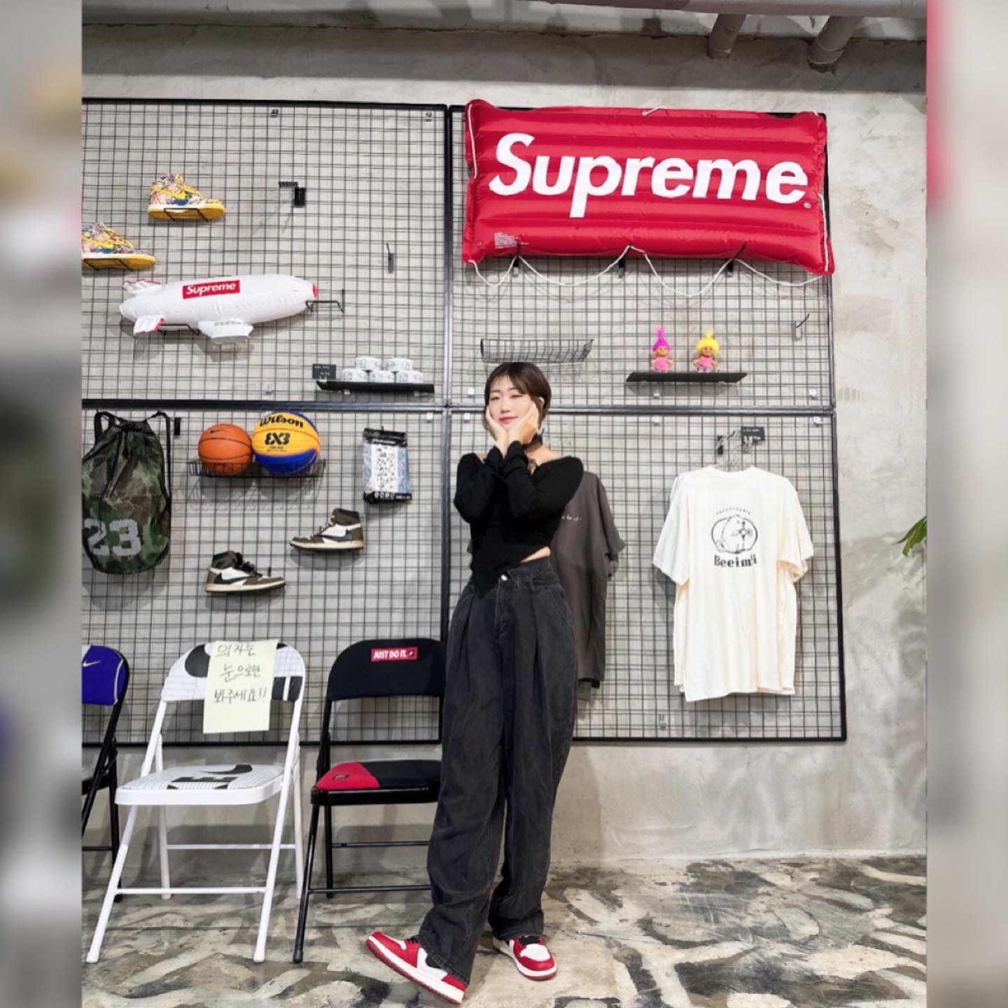 Jordan 1 Retro High OG Chicago 2022, Nike NSW Faux Fur Tote Bag Black 착용 스타일 - 3