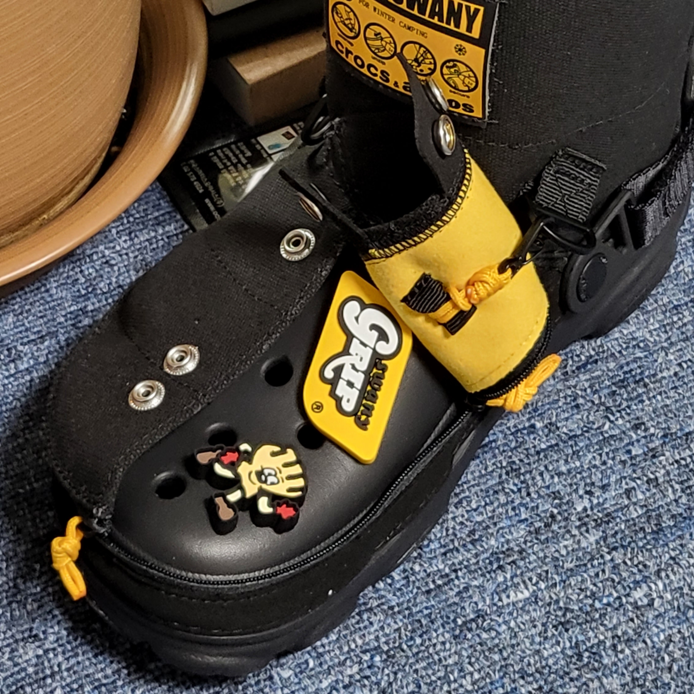 Crocs x Grip Swany x Atmos Classic All Terrain Clog Black 착용 스타일 - 2