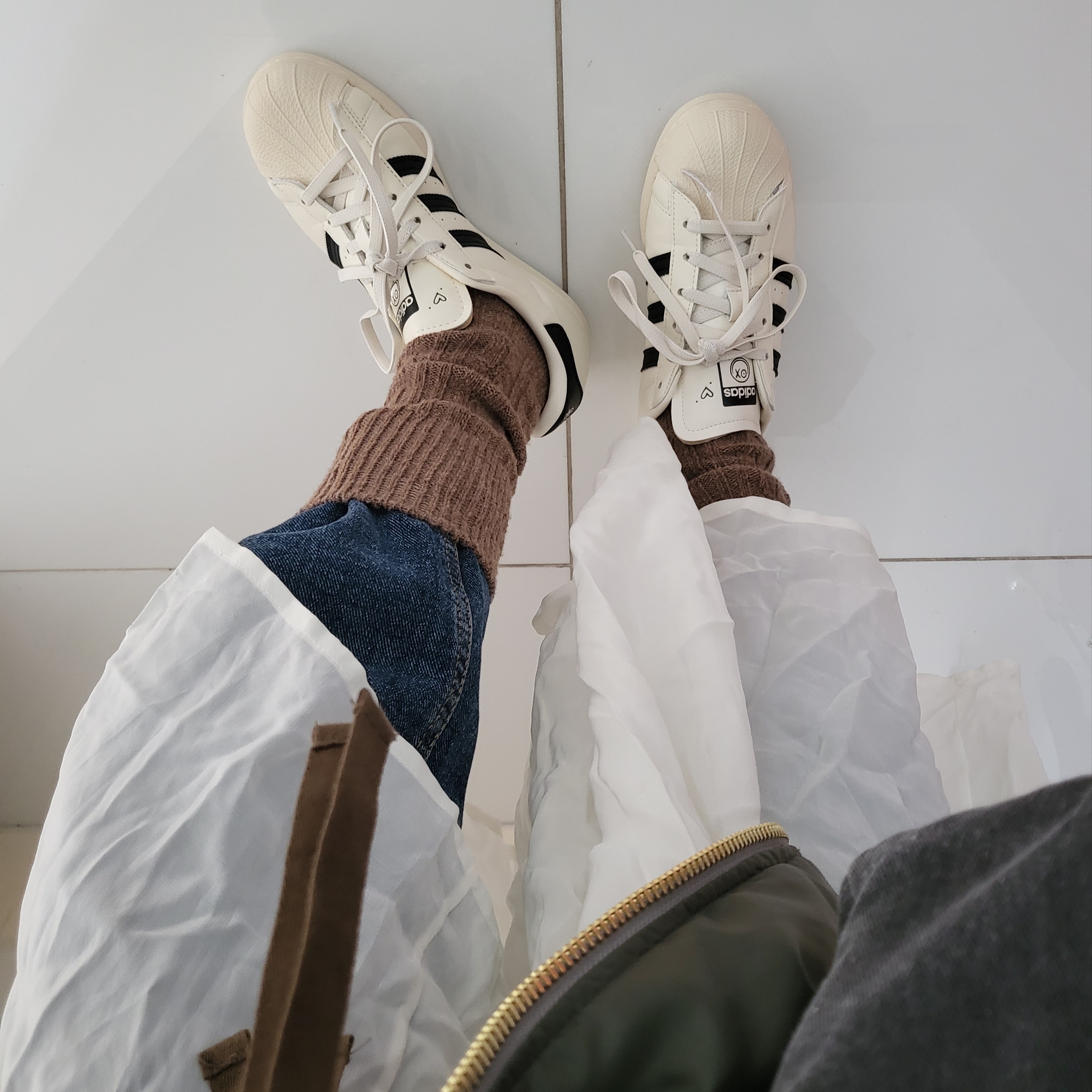 Adidas x Andre Saraiva Superstar Cream White Core Black 착용 스타일