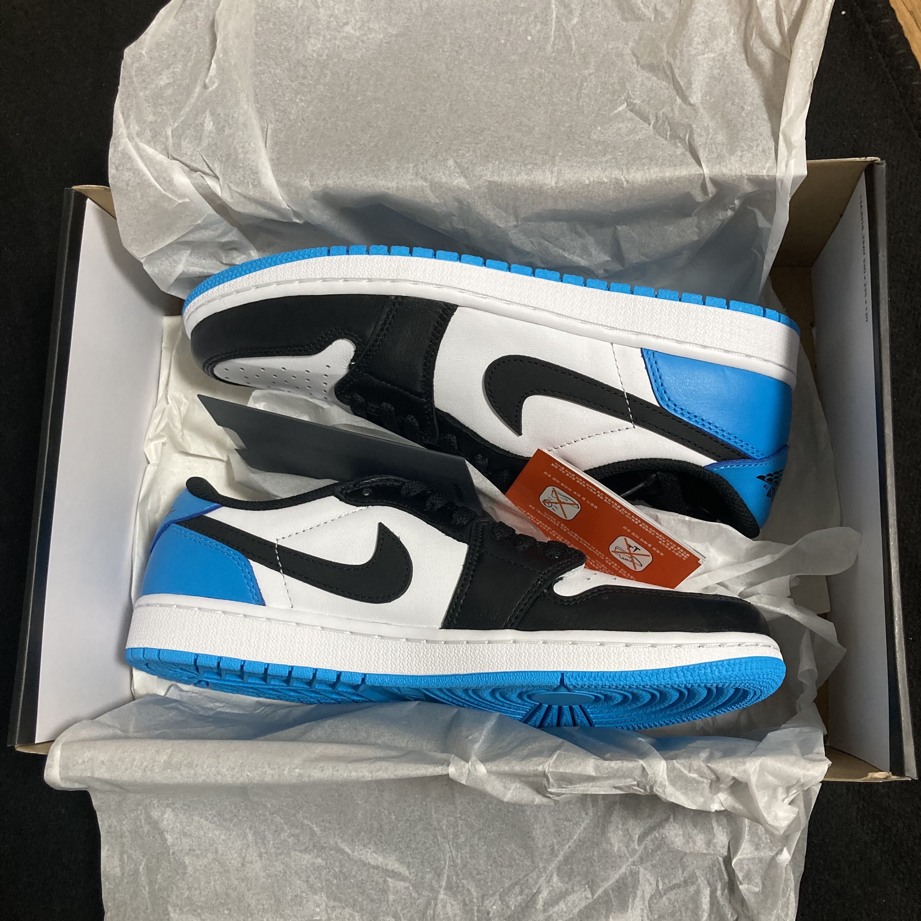 Jordan 1 Retro Low OG Black and Dark Powder Blue 착용 스타일