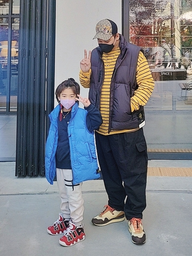 Stone Island G0123 Garment Dyed Crinkle Reps Nylon Down Vest Navy Blue - 21FW, Nike x Travis Scott Air Max 1 Cact.us Brown 착용 스타일 - 2