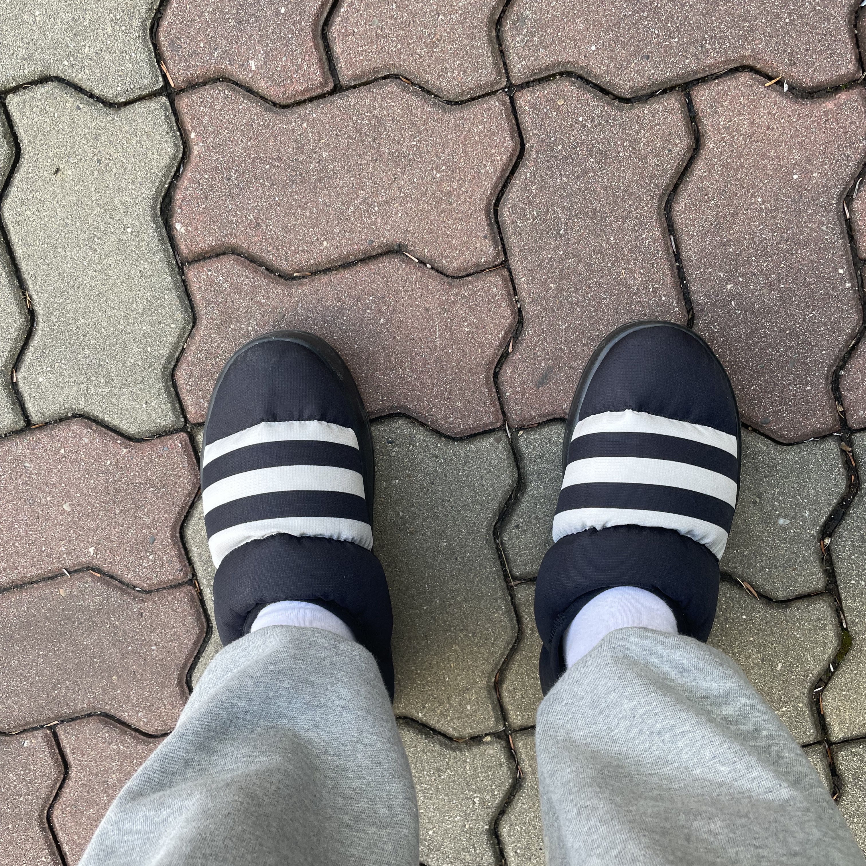 Adidas Puffylette Core Black 착용 스타일