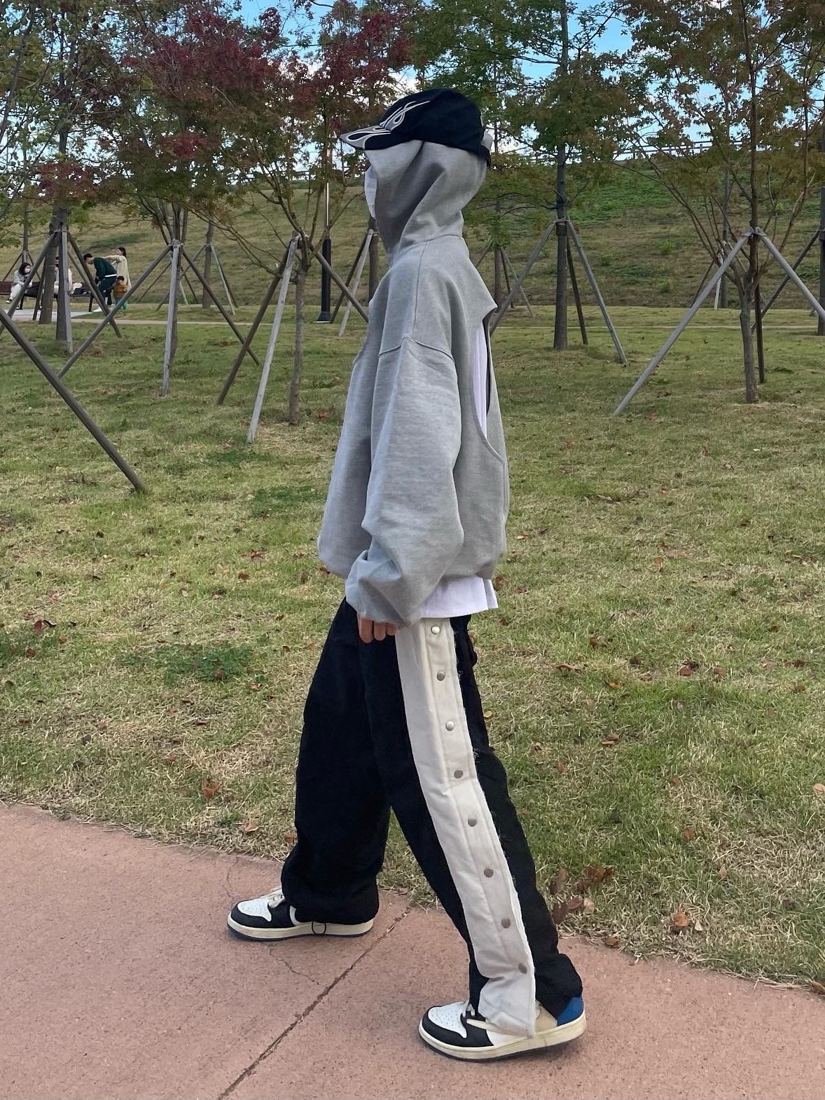 Yeezy Gap Engineered By Balenciaga Flame Cap Black, Jordan 1 x Travis Scott x Fragment Retro Low OG SP Military Blue 착용 스타일 - 2