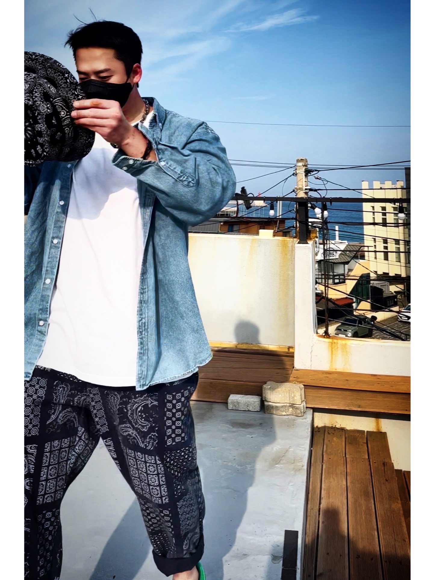 Supreme Bandana Crusher Black - 21SS, Supreme Small Box Shirt Denim - 22SS 착용 스타일 - 4