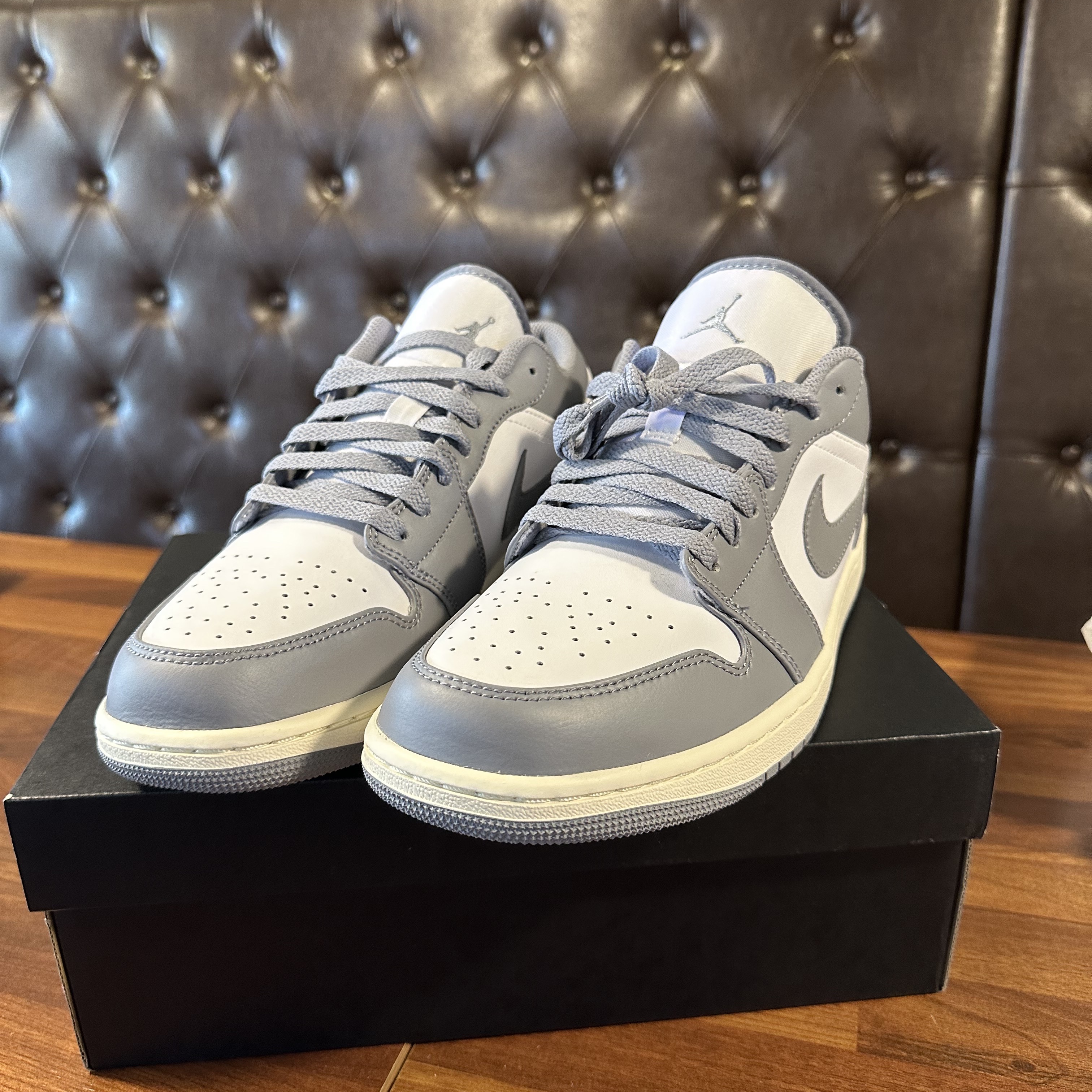 Jordan 1 Low Stealth and White 착용 스타일 - 3