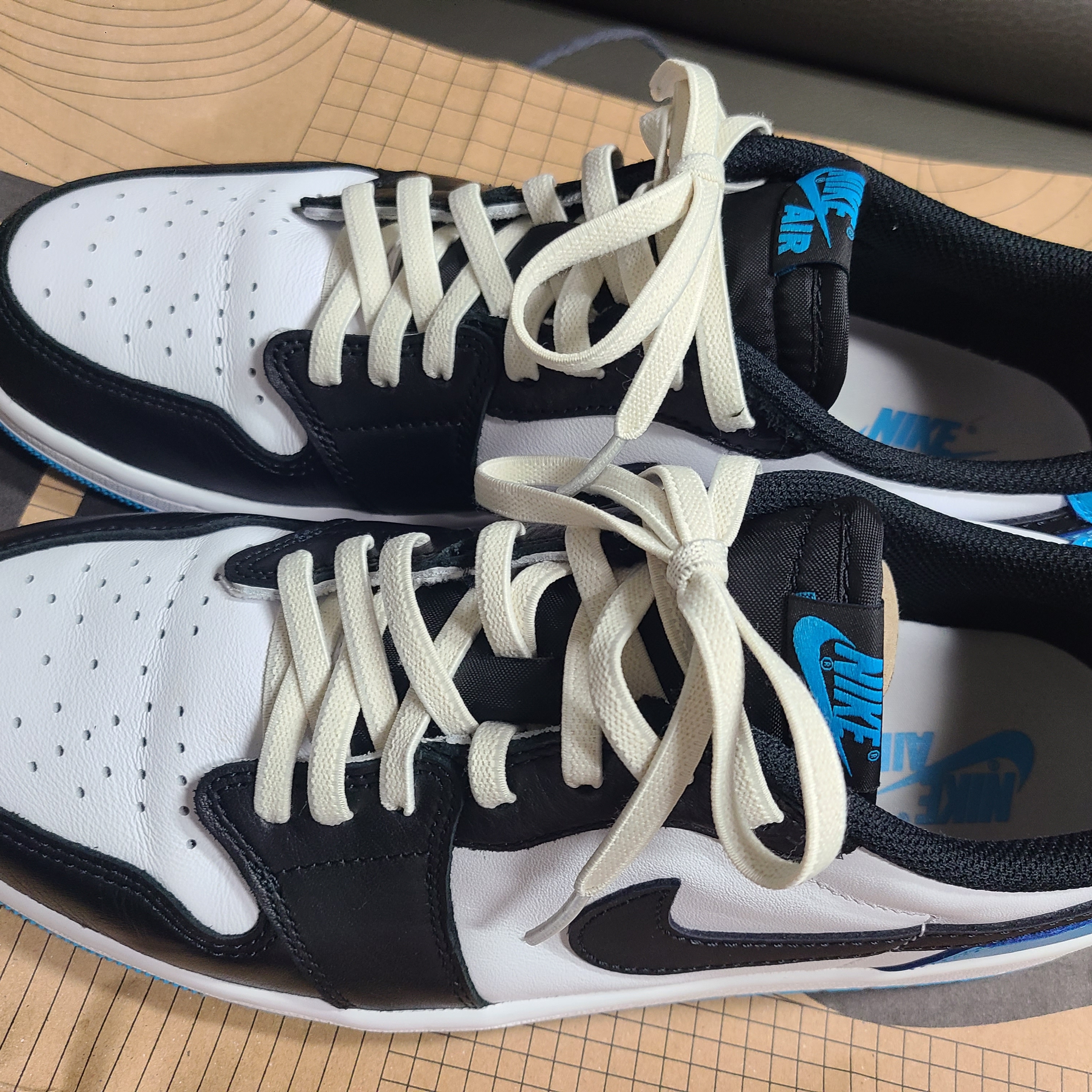 Jordan 1 Retro Low OG Black and Dark Powder Blue 착용 스타일