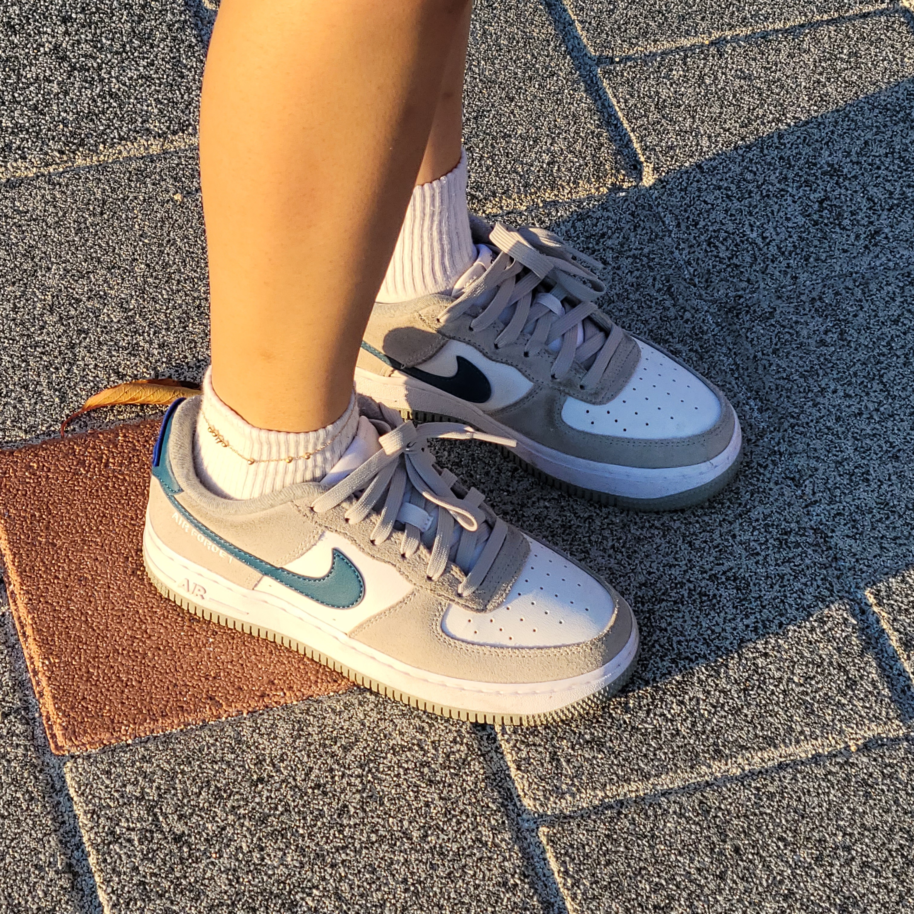 (GS) Nike Air Force 1 LV8 Athletic Club Light Smoke Grey Marina 착용 스타일 - 3