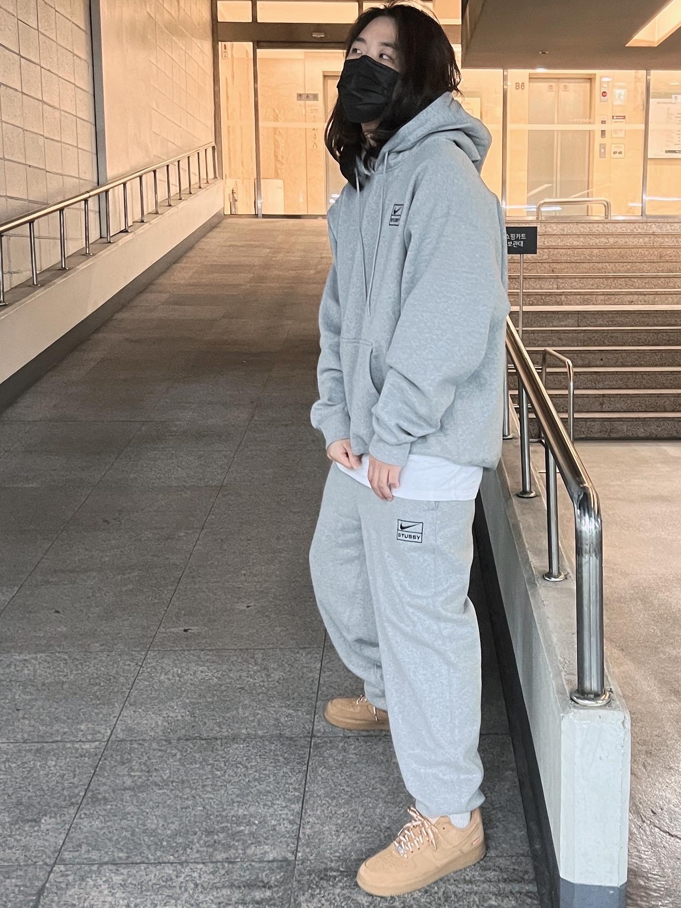 Nike x Stussy NRG RA Pullover Hoodie Dark Grey Heather (DJ9488-063), Nike x Stussy NRG RA Fleece Pants Dark Grey Heather (DJ9490-063) 착용 스타일 - 2