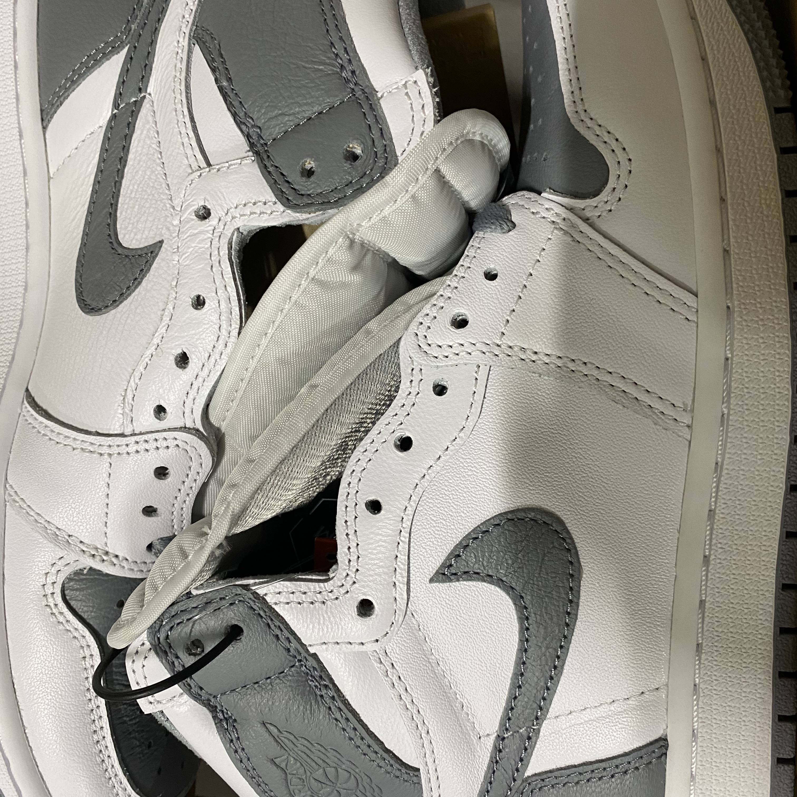 Jordan 1 Retro High OG Stealth 착용 스타일 - 1