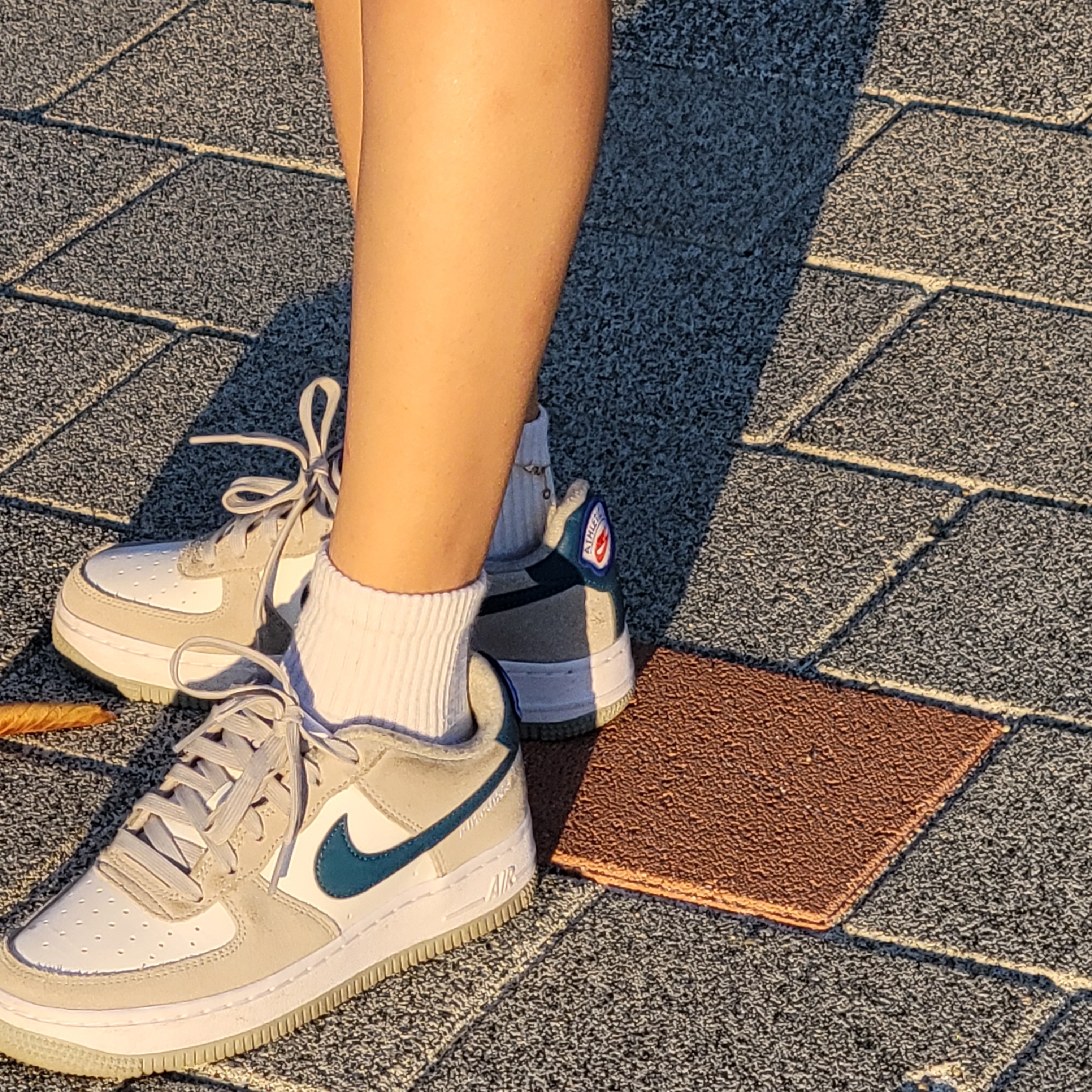 (GS) Nike Air Force 1 LV8 Athletic Club Light Smoke Grey Marina 착용 스타일 - 1