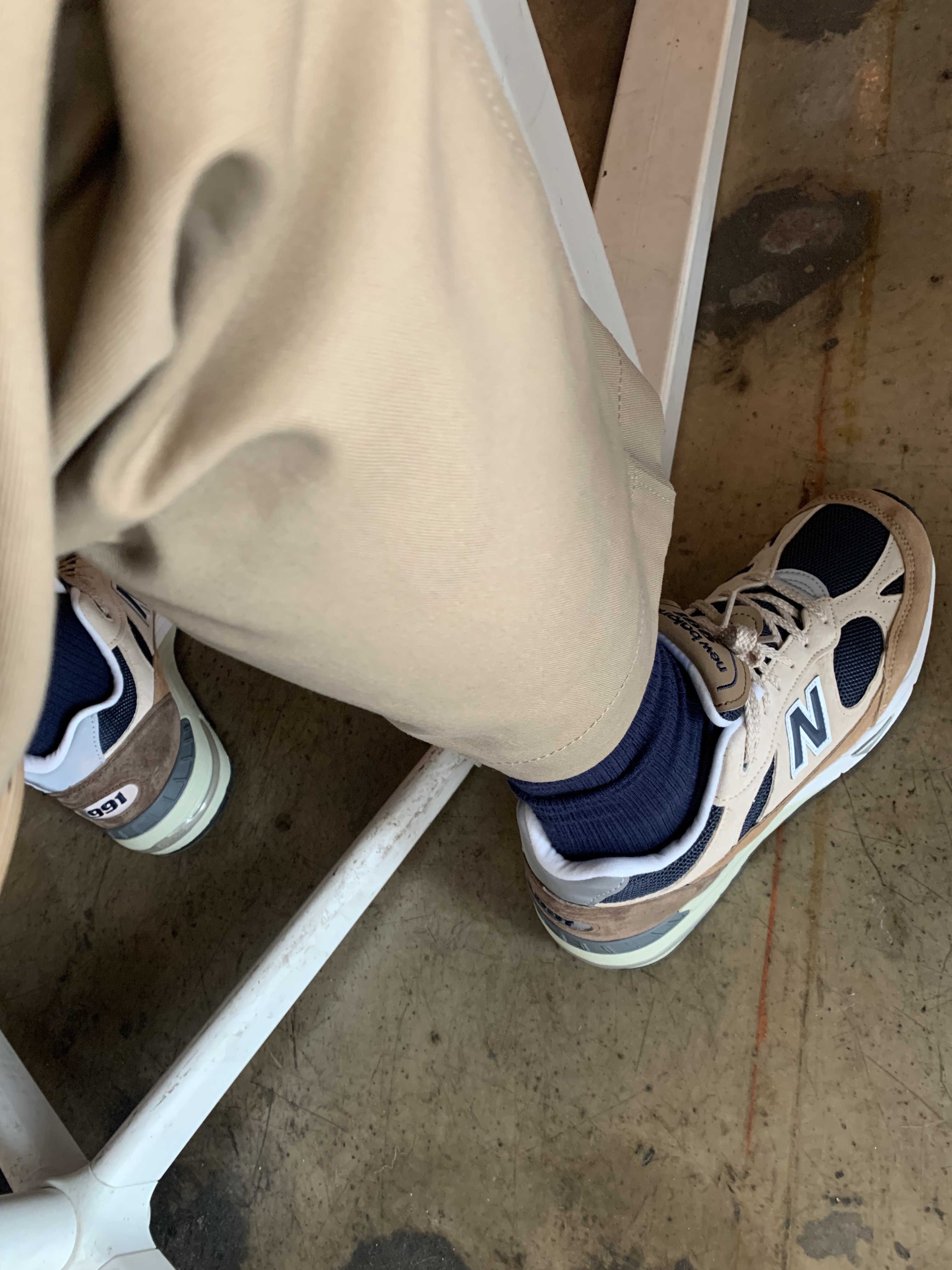 New Balance 991 Made in UK Cappuccino 착용 스타일 - 5