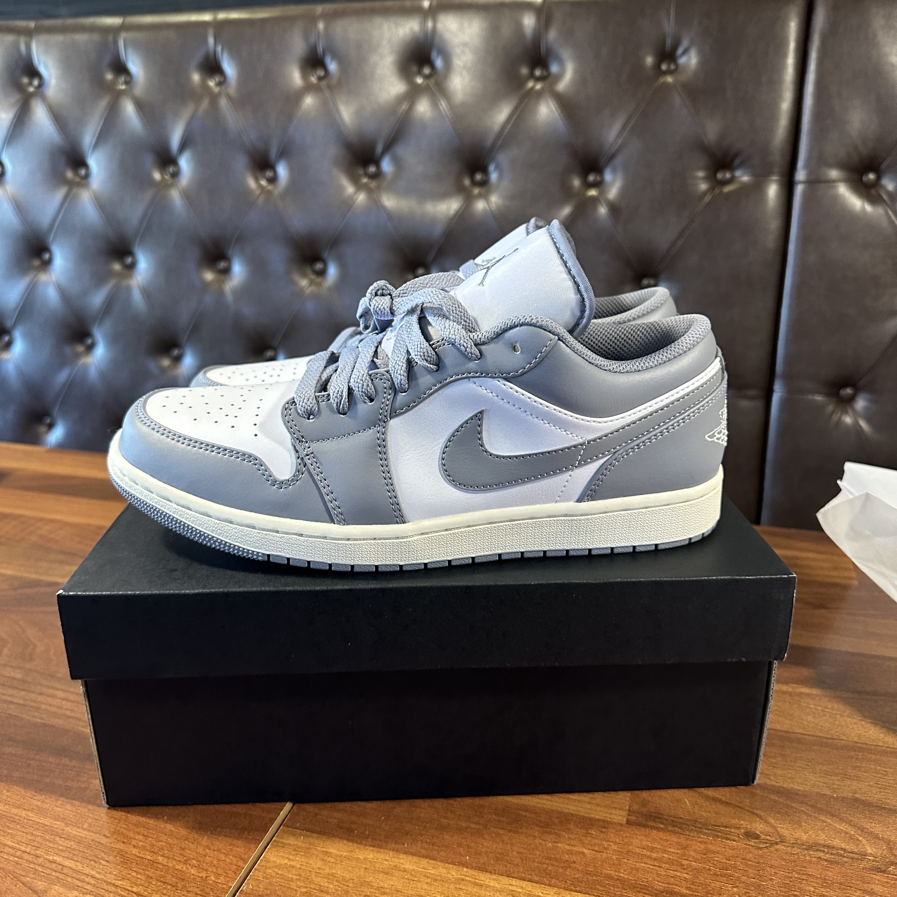 Jordan 1 Low Stealth and White 착용 스타일 - 2