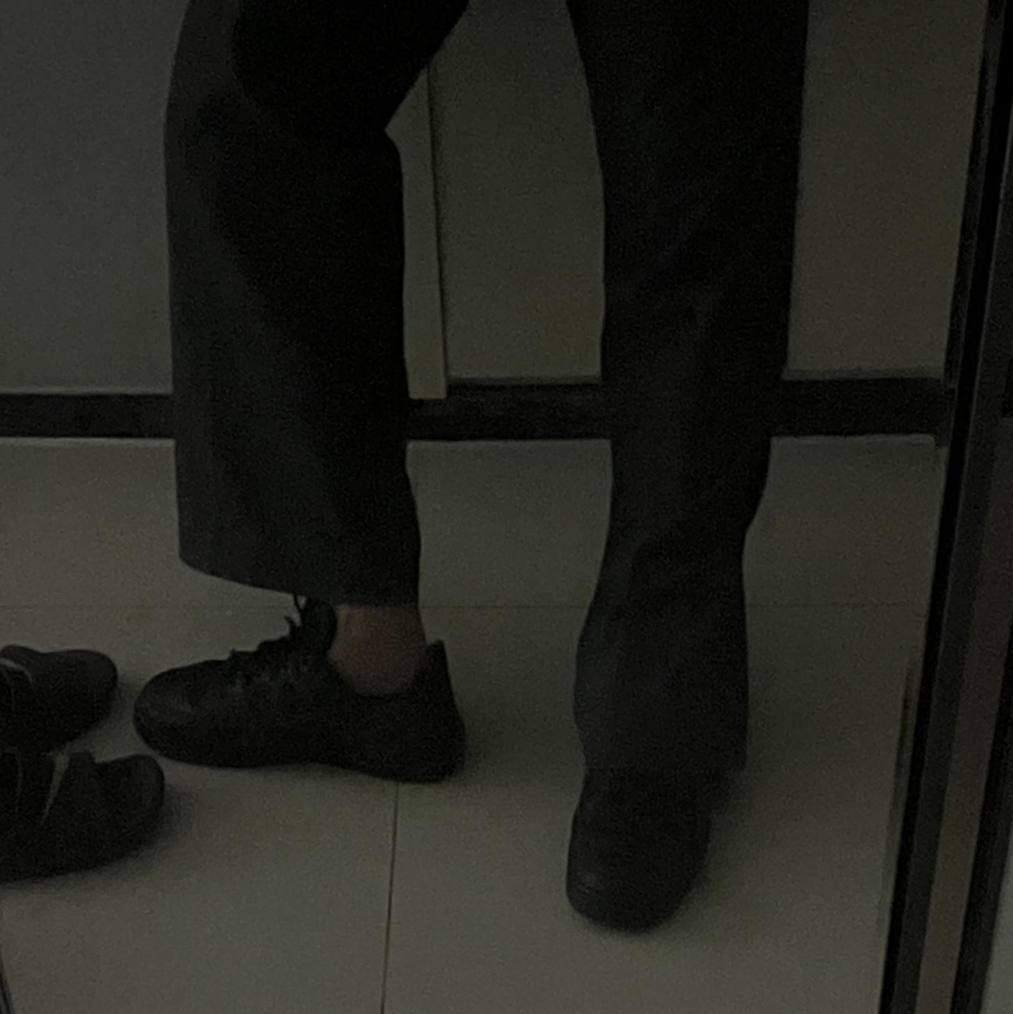 Nike Air Force 1 React Triple Black 착용 스타일 - 2