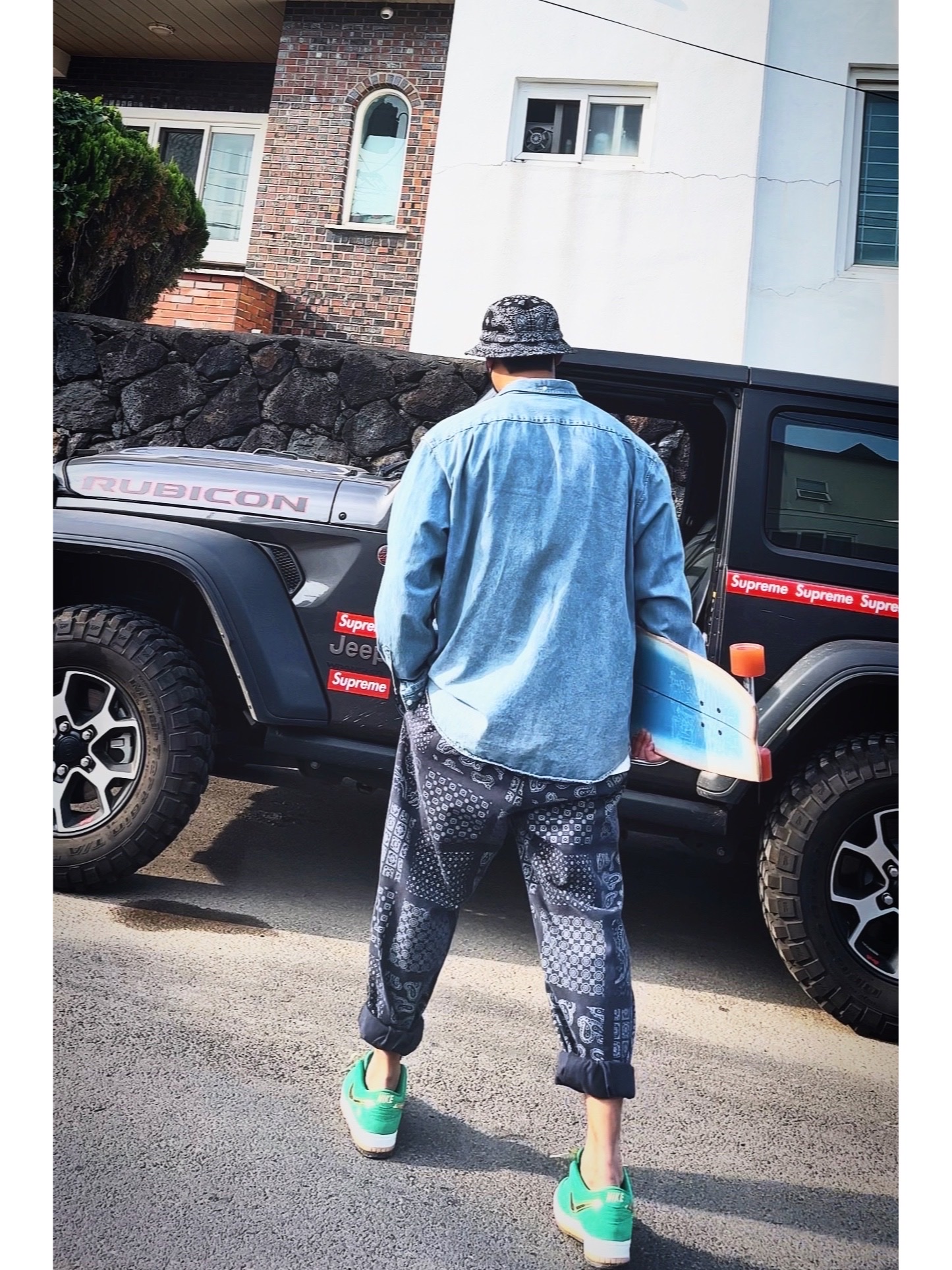 Supreme Bandana Crusher Black - 21SS, Supreme Small Box Shirt Denim - 22SS 착용 스타일 - 5