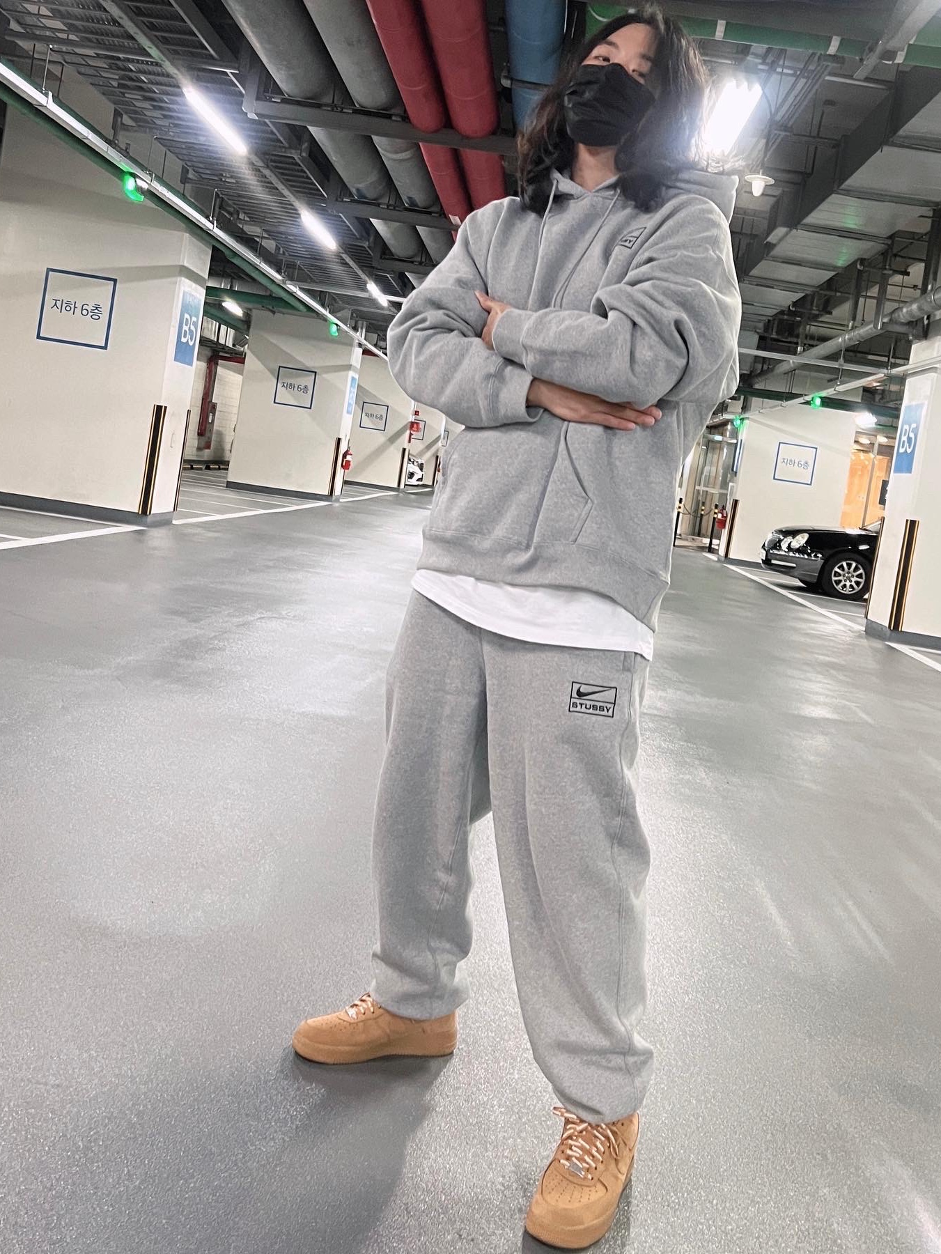 Nike x Stussy NRG RA Pullover Hoodie Dark Grey Heather (DJ9488-063), Nike x Stussy NRG RA Fleece Pants Dark Grey Heather (DJ9490-063) 착용 스타일 - 3