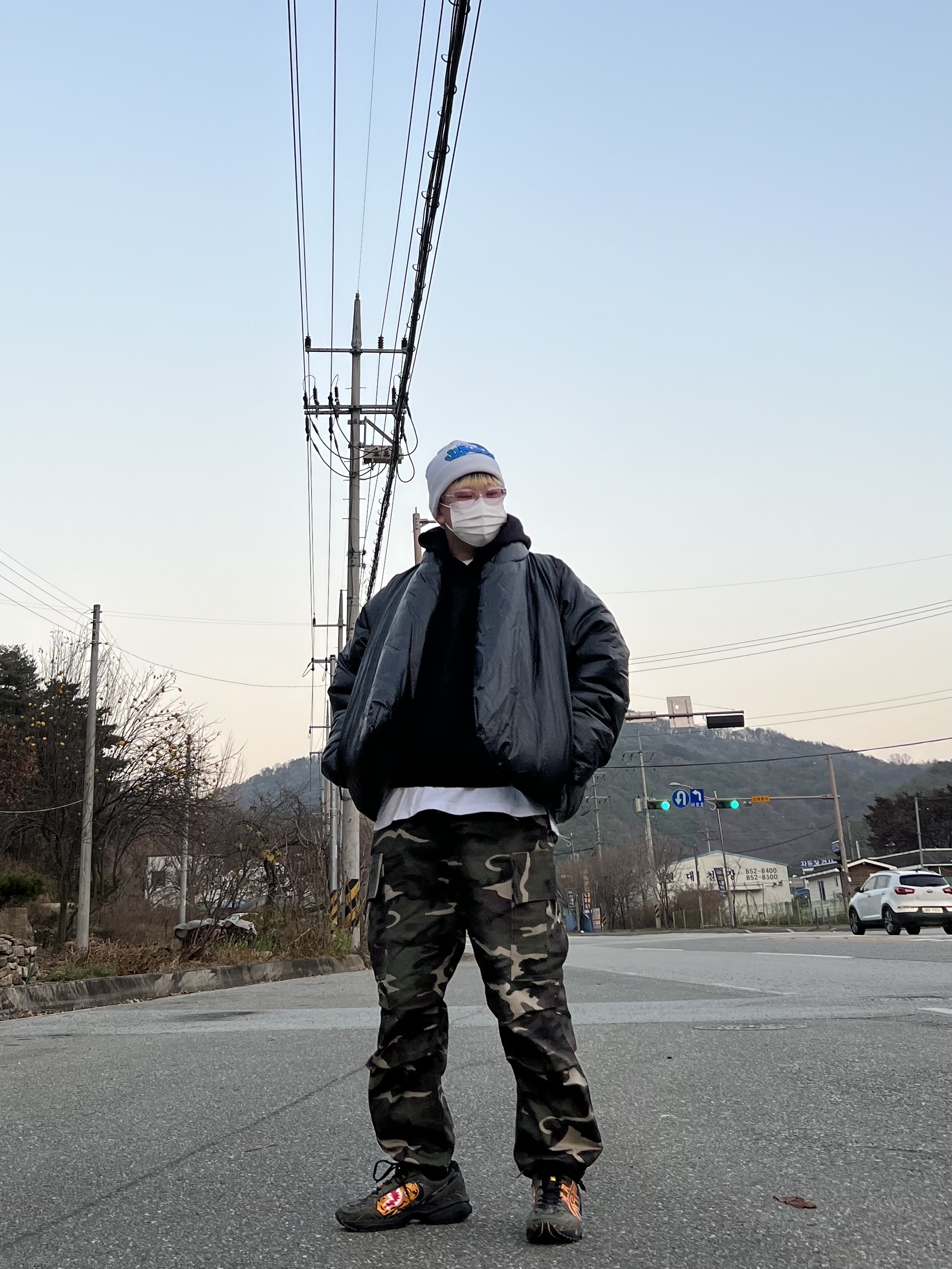 Asics x BAPE Gel-1090 Tiger Camo, Yeezy Gap Hoodie Black 착용 스타일 - 1