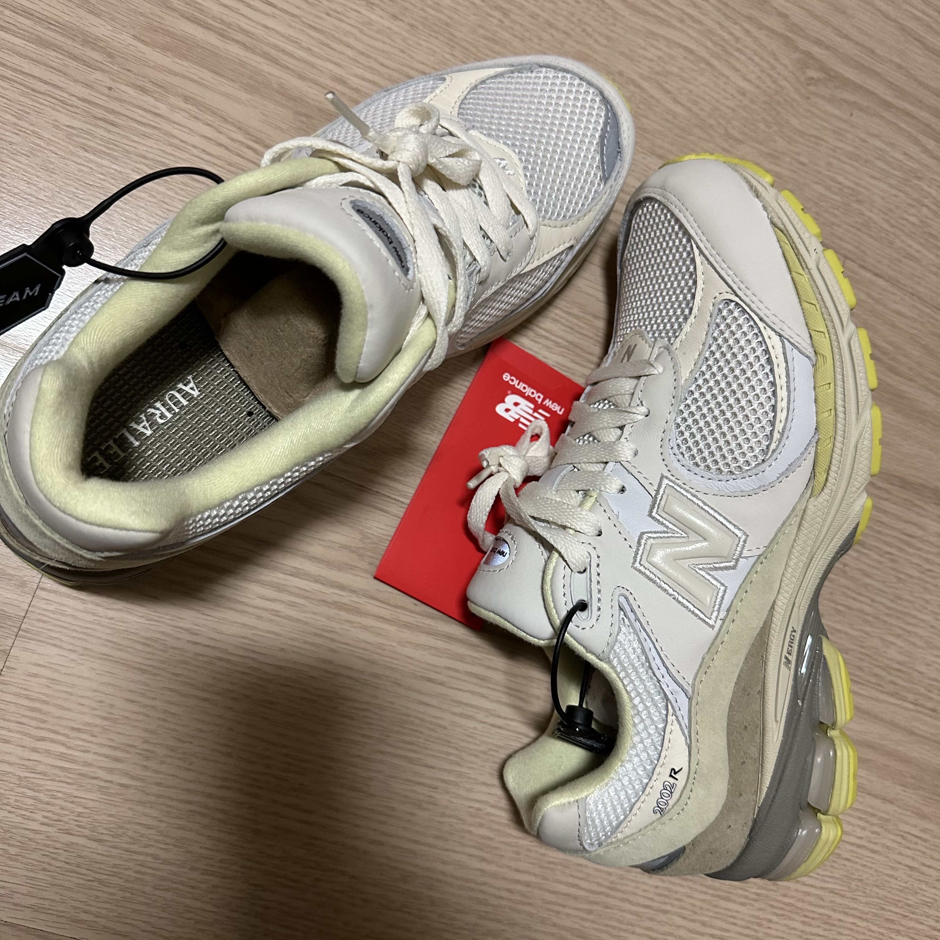 New Balance x Auralee 2002R White 착용 스타일 - 2