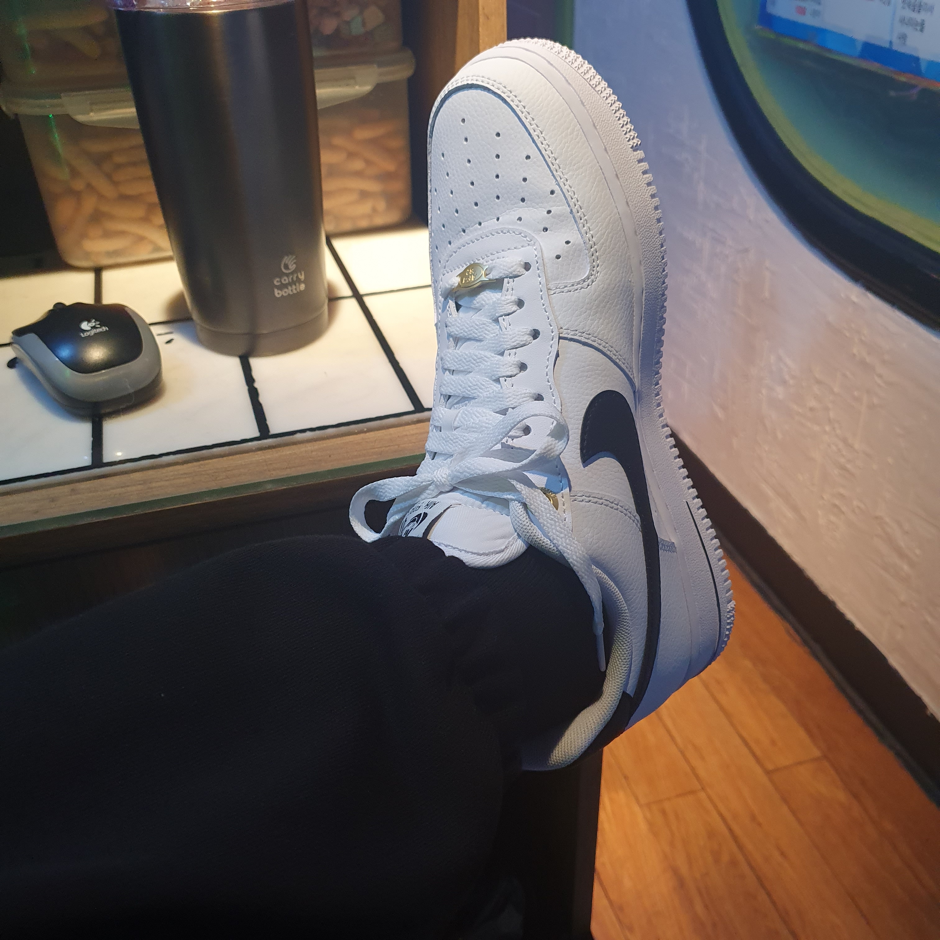 Nike Air Force 1 '07 LV8 40th Anniversary Join Forces White Black 착용 스타일 - 2