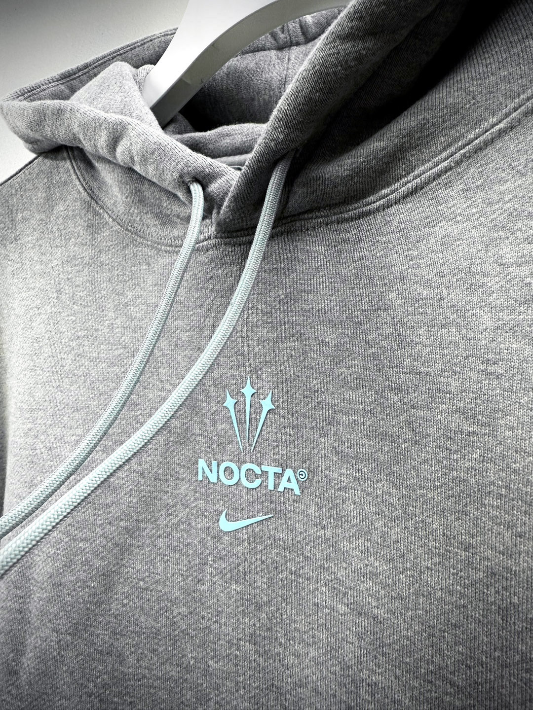 Nike x Drake Nocta NRG Fleece Hoodie Dark Grey Heather (DX2837-063) 착용 스타일 - 2