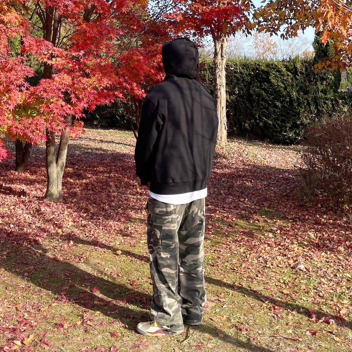 Supreme S Logo Hooded Sweatshirt Black - 22FW, Jordan 5 x Off-White Retro SP Sail Fire Red 착용 스타일 - 2
