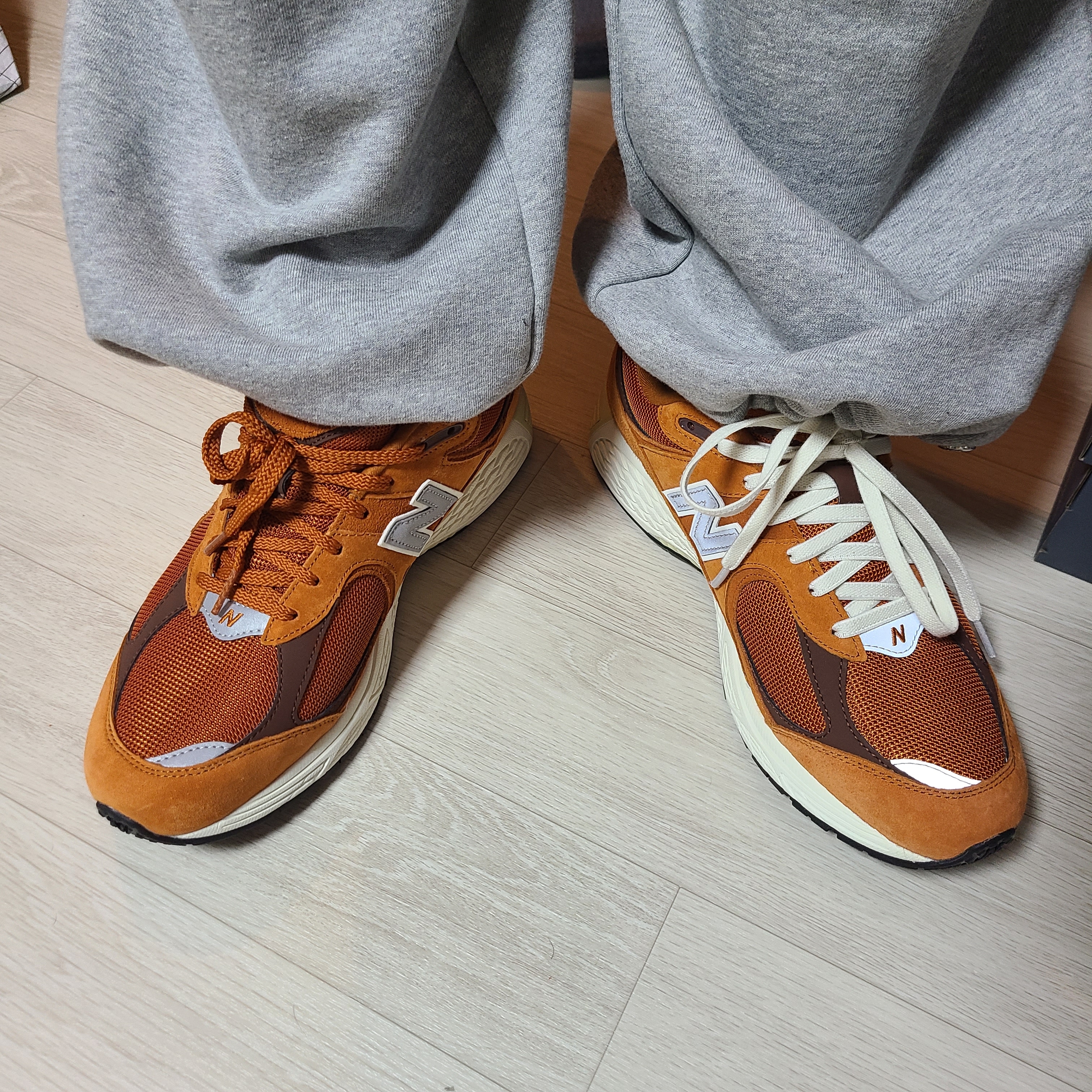 New Balance 2002R Rust Oxide 착용 스타일