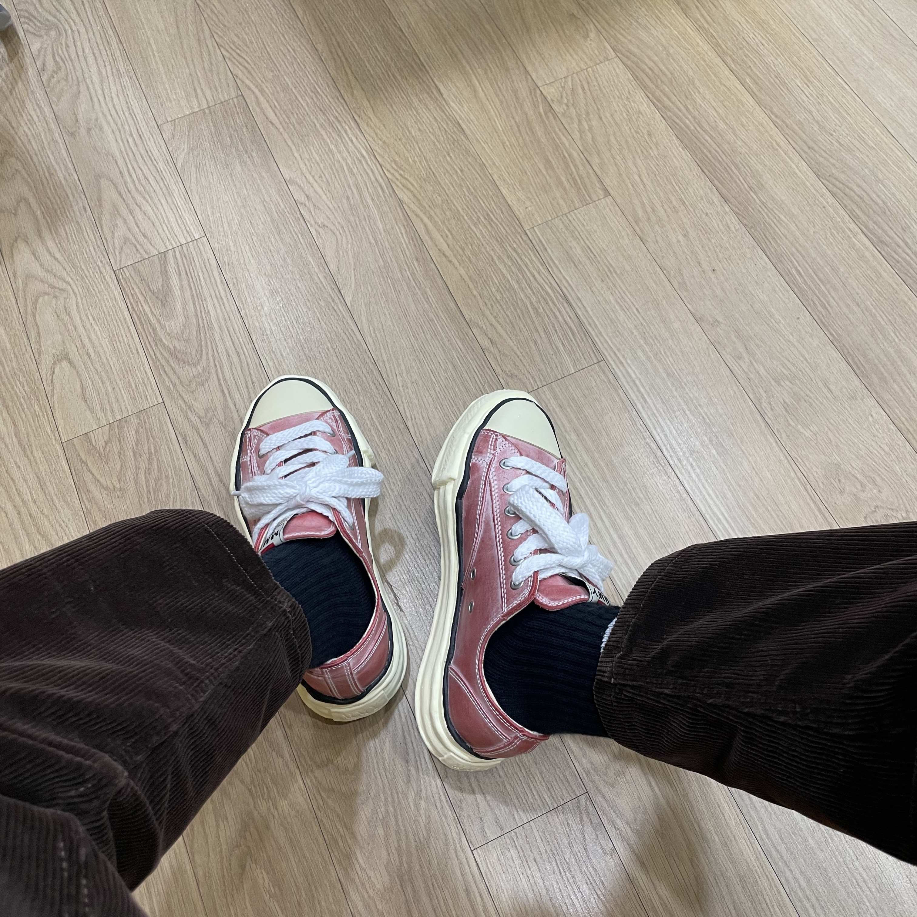 Maison Mihara Yasuhiro Peterson OG Sole Paraffin Leather Low-top Sneakers Red 착용 스타일