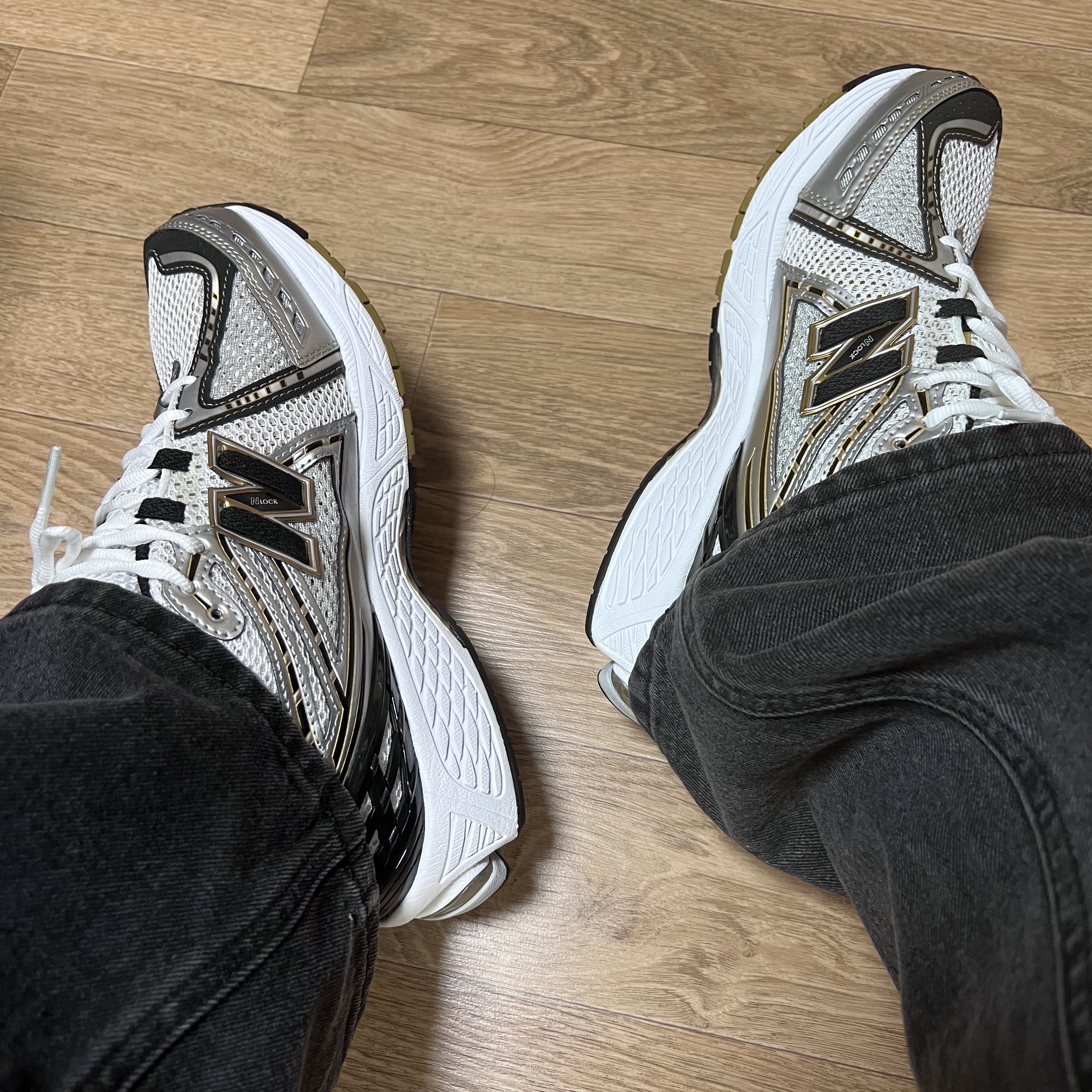 New Balance 1906R White Gold 착용 스타일