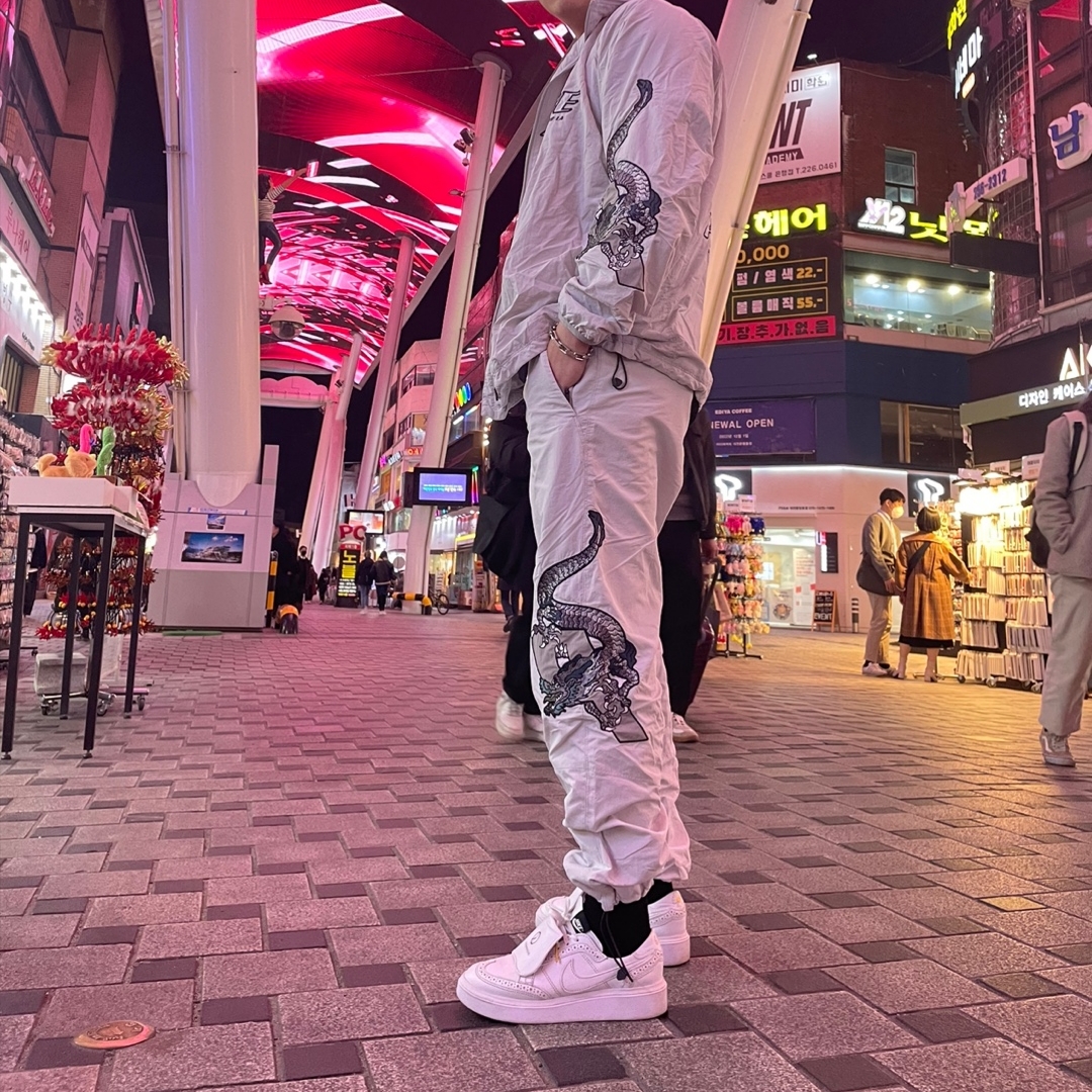 Palace Enter The Dragon Jacket Light Grey - 20FW, Palace Enter The Dragon Joggers Light Grey - 20FW 착용 스타일 - 3